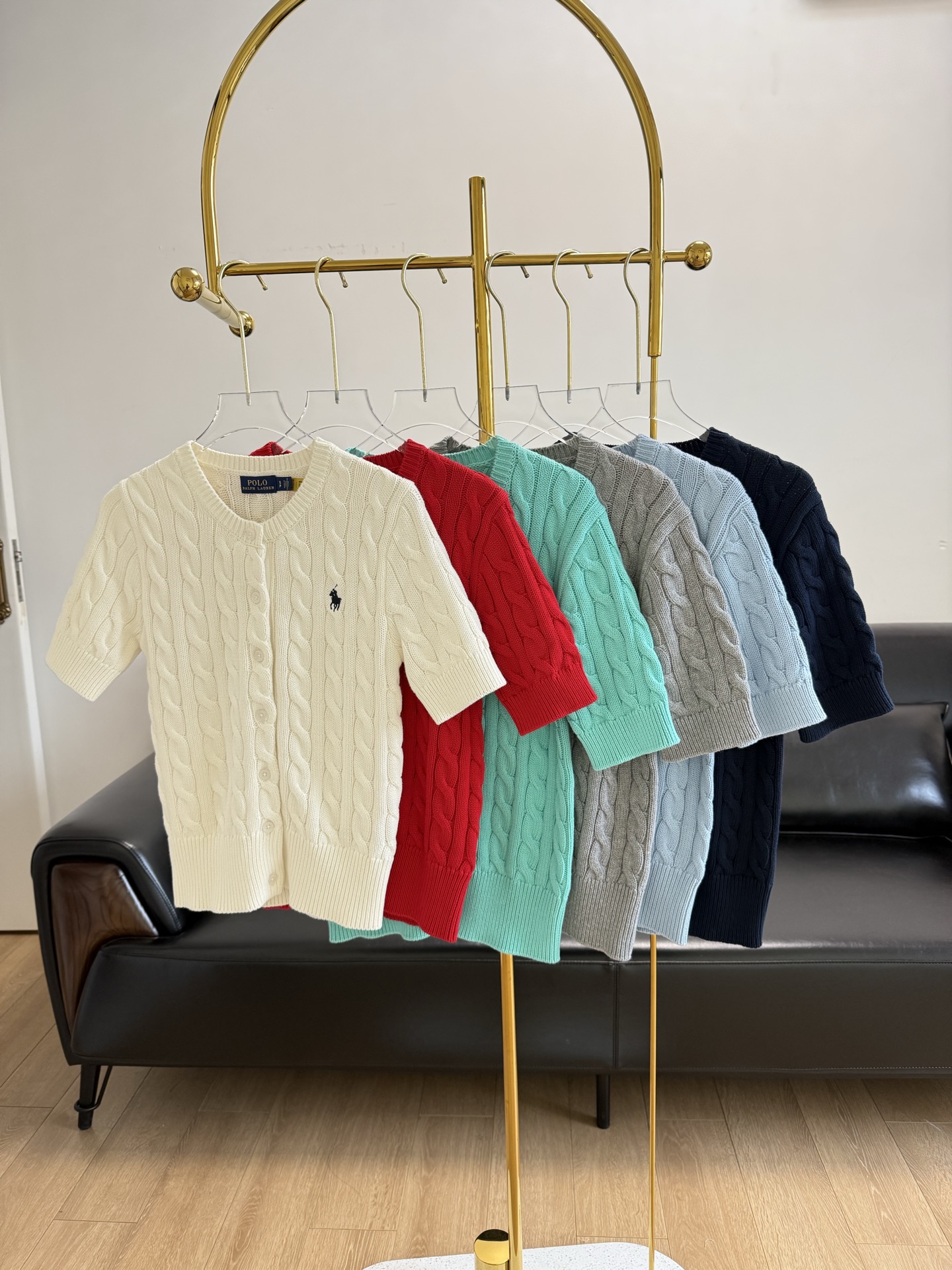 NO:330052,——Ralph Lauren/Ralph Lauren Twist knitted short-sleeved Ralph’s classic style, so Korean, the colors are so beautiful!  The upper body is full of oxygen beautiful girls, giving people a feeling of being obedient, noble and clean~ Dingyi cotton, the yarn is very delicate, and it is combed without nephrite!  The knitted texture is fine, the overall soft and rich in muscles and bones ~ the density is just right. The super classic twist weaving, the pony marking on the chest is embellished, low-key and recognizable!  The upper body really has the beauty of its own filter! The round neck slim fit style, this upper body particularly shows the figure, and it covers the newly covered ones!  Everyone wears it as a clothes rack. It is just the thickness, soft and strong, stylish and not soft. The cotton shirt will not feel bloated and has a certain stretching elasticity!  Count sml white red green gray sky blue navy blue 6 colors, loro piana, T-shirt, alexander wang19860909——Ralph Lauren/拉夫劳伦 麻花针织短袖 拉夫家经典款,太韩了,颜色都太好看了！上身都是氧气美少女 给人又乖又贵气干净的感觉~ 定织定染棉,纱线很细腻 精梳无棉结！针织纹路精细 整体柔软而富有筋骨～密度恰到好处 超级经典的麻花编织, 胸前的小马标点缀,低调又有识别度！ 上身真的是自带滤镜的美感! 圆领合体修身版型,这种上身特别显身材 刚遮住的都遮住了 ！ 谁穿都是衣架子的效果 厚薄也刚好 柔软有筋骨 有型不软趴 棉衫又不会有臃肿感 也有一定的拉伸回弹性！ 码数sml 白色 红色 绿色 灰色 天蓝色 藏蓝色6色,,loro piana,T-shirt,alexander wang,Women's clothing