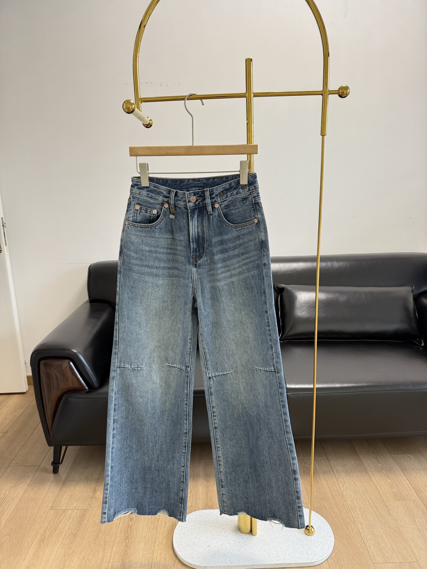 NO:330057,——r13 wide-leg grinding regular jeans You can see the upper body and become fashionable in an instant. The perfect loose feeling is, even the wear and tear of the trouser legs is so relaxed!  The fabric is very soft and glutinous. Imported cotton. This cotton fiber is slender and has high strength, which is the best among textile fibers. The denim fabric made of it has a delicate surface, a soft touch, and is comfortable to wear, as if it is wrapped in gentleness~ It is very fashionable and comfortable to wear. Next is the details of the hip shape design. The back pocket is in the middle and upper part of the hips, which visually shows the high breeze position. The spacing between the two rear pockets is just right, which will make the tops of the two hips gather together, and the tailoring effect is more three-dimensional and smooth, making the whole person look fashionable. Number 26-30, ,jeans,alexander wang19860909——r13 阔腿磨边常规款牛仔裤 上身就能看出瞬间就洋气了,恰到好处的宽松感,连裤腿的磨破都那么有松弛感！ 面料都是很软糯的,进口棉,这种棉纤维细长、强度高,堪称纺织纤维中的上上品.用它制成的牛仔面料,表面细腻,手感柔软,穿着舒适度拉满,仿佛被温柔包裹着～ 穿上很潮的同时也非常舒适舒服.再来就是他的版型设计臀型细节.后口袋在臀的中上部,视觉上显臀位高,两个后口袋间距恰到好处会显得两臀顶点聚拢,会有翘臀的效果,剪裁更加立体流畅,让整个人看起来时尚度满满. 码数26-30,,jeans,alexander wang,Women's clothing