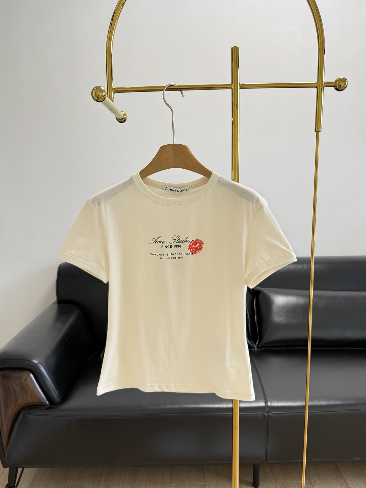 NO:330056,——Acne studios 25Ss early spring new lip-print logo printed casual short-sleeved T-shirt! The round neck design cleverly highlights the fashionable atmosphere, and the slim fit style makes the body proportions look super good, making the slimming effect! Imported pure cotton fabric, soft and delicate to the touch~ Soft and delicate, comfortable to skin, strong breathability!  This T-shirt is really photogenic and fashionable. Once you wear it, you feel like you have become the most beautiful baby on the street! The small high round neck design cleverly highlights the fashionable atmosphere. The slim fit style makes the body proportions look super great, making the slimming effect! Size sml, acne studios, T-shirt, tees, t-shirt, alexander wang19860909——Acne studis 25Ss早春新款唇印徽标印花休闲短袖T恤! 圆领设计,巧妙地突出了时髦 氛围感,修身的版型更是把身材比例衬托得超级棒,显瘦效果杠杠的! 进口纯棉面料,摸起来柔软细腻~ 柔软细腻 亲肤舒适,透气性芨强！ 这款T恤真的超级上镜又时髦,一穿上就感觉自己变身成 了街头最靓的崽!小高圆领设计,巧妙地突出了时髦 氛围感,修身的版型更是把身材比例衬托得超级棒,显瘦效果杠杠的! 码数sml,,acne studios,T-shirt,tees，t-shirt,alexander wang,Women's clothing