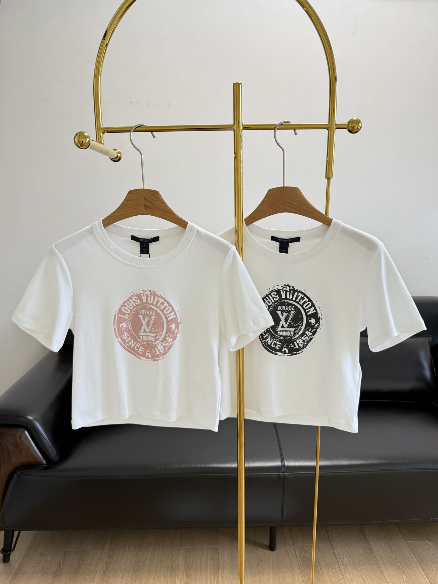 NO:330059,——LV New printed short round-neck T-shirt White T is a piece that will never be missing in the closet, it is also a classic summer daily model, and it is also a BAI match in the fashion industry!  !  ♀A good fabric gives us an intuitive feeling of high-end, comfortable, soft, delicate and tactile. Even if you don’t understand the fabric, the touch can give you a brand new feeling!  The short style can show the upper body proportions!  It is OK to match with a skirt, jeans or casual sweatpants, which is not like this basic style. It can be worn inside and outside, and you can do any matching. Size sml pink black 2 colors, louis vuitton, skirts, jeans, tees, t-shirt, alexander wang19860909——LV 新款印花短款圆领T恤 白T是衣橱中永远都不会少的一款单品,也是夏日经典的日常款,也是时尚界的BAI搭款！！♀ 采用棉,好面料带给我们直观感受就是高级,舒适,柔软细腻有筋骨,即使你不懂面料,触感也能给与你全新的感受！ 短款的版型,上身能够狠好的展现上下身比例！搭配半裙、牛仔裤或者是休闲一点的运动裤也OK的不像这样的基础款,内搭外穿都可以,可以做任何搭配 码数sml 粉色 黑色2色,,louis vuitton,skirts,jeans,tees，t-shirt,alexander wang,Women's clothing