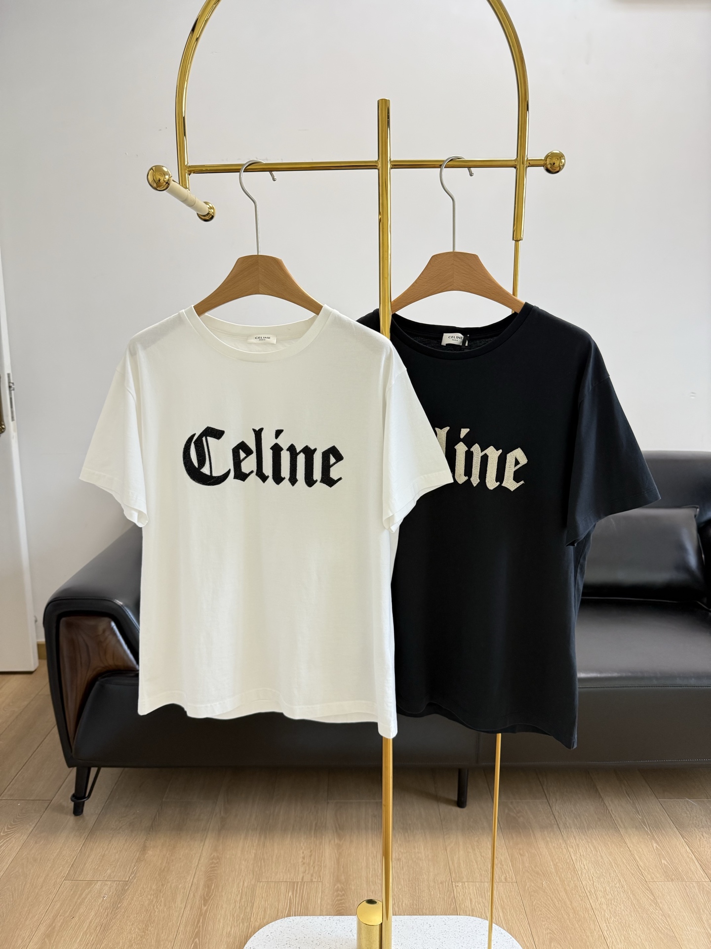 NO:330054,——CELINE letter embroidered T-shirt The loose style is excellent for wearing alone or base. The details are full of details, the embroidered logo on the chest looks simple but has a high-end feel, which is the finishing touch. Wear casually a pair of jeans and white shoes, and the simple and lazy French style is full of. The fabric is comfortable to touch with cotton, and it is particularly comfortable to wear close to the body, and it is very skin-friendly!  The breathability is also excellent!  The fabric is very easy to manage, and the high-density embroidered logo is definitely the biggest highlight of the whole dress. It is very eye-catching and recognizable. It is simple and easy to wear and outstanding appearance. In short, it is the high wear rate. It is very high-end and simple when wearing it inside. It is casual and fashionable and easy to match!  Code sml white black 2 colors, celine, jeans,tees, t-shirt,alexander wang19860909——CELINE 字母刺绣T恤 宽松的版型,单穿或打底都超绝.细节满分,胸前刺绣logo,看似简约却透着高级感,是点睛之笔.随便搭条牛仔裤,小白鞋,简约慵懒的法式风情拉满. 面料采用棉触感舒适 , 贴身穿着尤为舒适,亲肤性相当的好！透气性也非常出色！面料非常好打理, 高密度刺绣logo,绝对是整件衣服最大的亮点,很吸睛非常具有辨识度,简单好穿又颜值出众的极简系列,总之就是穿着率高,当内搭都很高级简简单单 休闲时髦非常好搭配！ 码数sml 白色 黑色2色,,celine,jeans,tees，t-shirt,alexander wang,Women's clothing