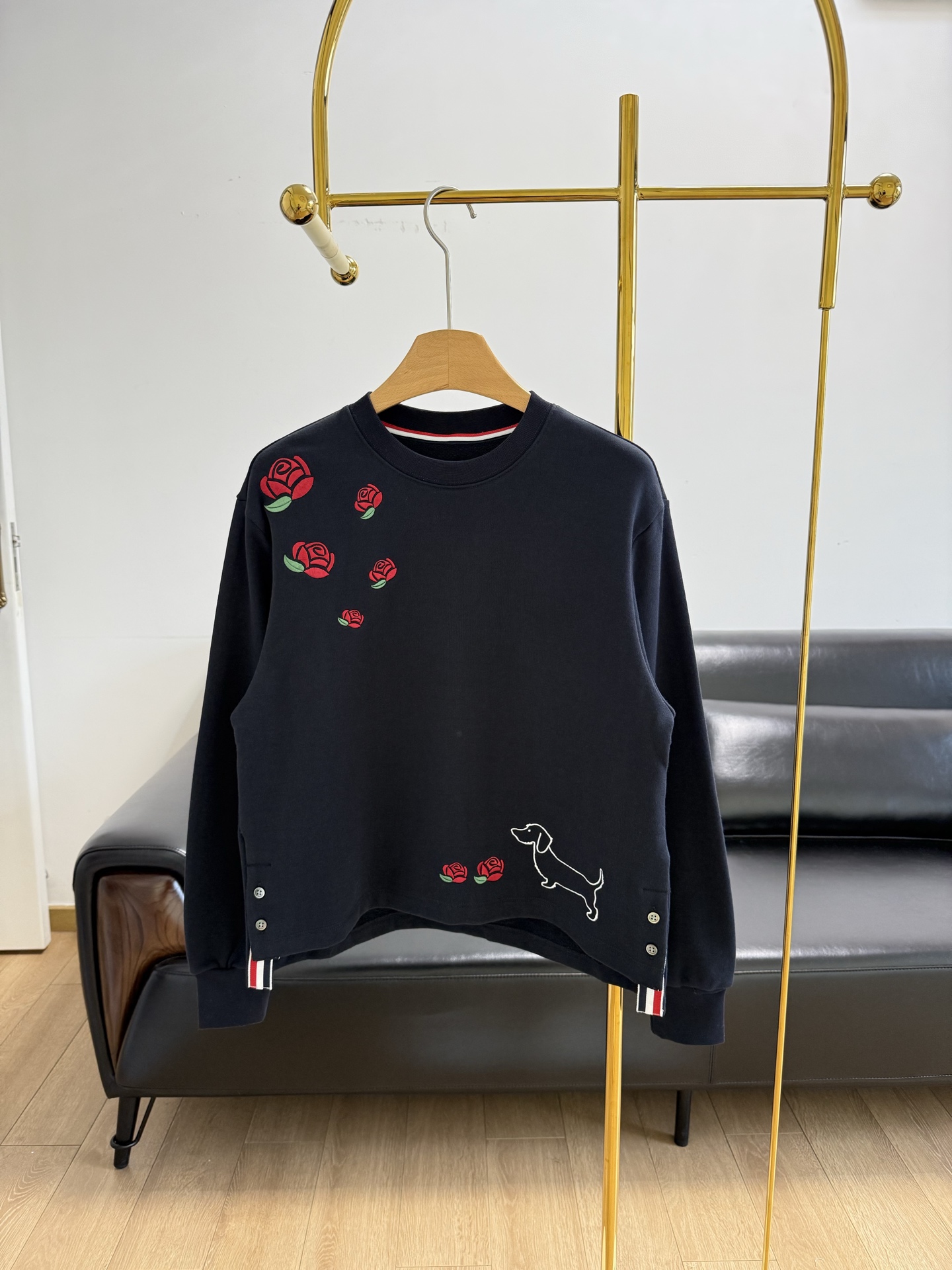 NO:330058,——THOM BROWNE/Tom Brown Round-neck rose puppy embroidery sweatshirt Flower embroidery and logo puppy embroidery, exquisite embroidery and complex handicrafts, and fine details create the embroidery effect of a tiny three-dimensional relief. High craftsmanship can accurately simulate embroidery patterns on the fabric. The three-color weaving design of the neckline and hem, and the whole dress exudes this unique simple aesthetic!  Exquisite embroidery and complex handicrafts and fine detailing create a slightly three-dimensional embroidery embroidery effect. High craftsmanship can accurately simulate embroidering patterns on the fabric. The side slit buttons are opened and closed, and the inner color three-striped webbing is also cleverly echoes the iconic 3-bar webbing behind. The round neck neckline shows the superior line feel of the neck, making the facial contour more smooth and capable!  The neckline echoes the cuffs, the ribbed shrinks, is elastic and not easy to deform, creating a bright feeling in front of the eyes, and can also fix the large body style very well. It is made of cotton fabric, the upper body is soft and comfortable and skin-friendly, breathable and textured, and the good material can be felt through the screen, with weight, and the feel is both soft and thick. The comfort and skin-friendly of the upper body is unparalleled. The fabric is clear and delicate and flat~ Blue. Classic and versatile. The upper body is very versatile. The color is white and not picky. The style is loose. It covers the flesh and looks slim. Fashionable and fashionable. It is not good to see. The loose style is warm and casual. Whether it is single or matched with a jacket. Size sml, thom brown, hoodie, sweatshirts, jackets & coats, alexander wang19860909——THOM BROWNE/汤姆布朗 圆领玫瑰小狗刺绣卫衣 花朵刺绣与标志小狗刺绣 ,精美的刺绣和复杂的手工艺,精细的细节处理造就了微感立体浮雕的刺绣效果,高工艺能确地模拟在布料上绣制出形似的图案  领口与下摆的三色织设计,整件衣服散发这独特的简约美学！ 精美的刺绣和复杂的手工艺,精细的细节处理,造就了微感立体浮雕的刺绣效果,高工艺能确地模拟在布料上绣制出形似的图案 侧置开叉纽扣开合,内拼彩色三条纹织带,还巧妙呼应了背后标志性的3杠织带 圆领领口更显脖颈优越线条感,使得面部轮廓更加流畅干练！领口呼应袖口,罗纹收缩,弹力大且不易变形,塑造出眼前一亮的感觉,还可以很好的固定大身版型 采用棉面料材质,上身柔软舒适亲肤 透气又不失质感,透过屏幕都能感受到的好材质,有份量,手感既软糯又厚实,上身的舒适亲肤度简直无与伦比,面料布面纹理清晰,细腻平整～ 蓝色系 经典百搭不出错的颜色,上身非常百搭 颜色品白不挑人 版型上Os宽松 遮肉显瘦 时髦洋气 好看到不行,宽松版型既温暖又休闲,无论是单穿还是搭配外套都很时髦 码数sml,,thom browne,hoodie,sweatshirts,jackets & coats,alexander wang,Women's clothing