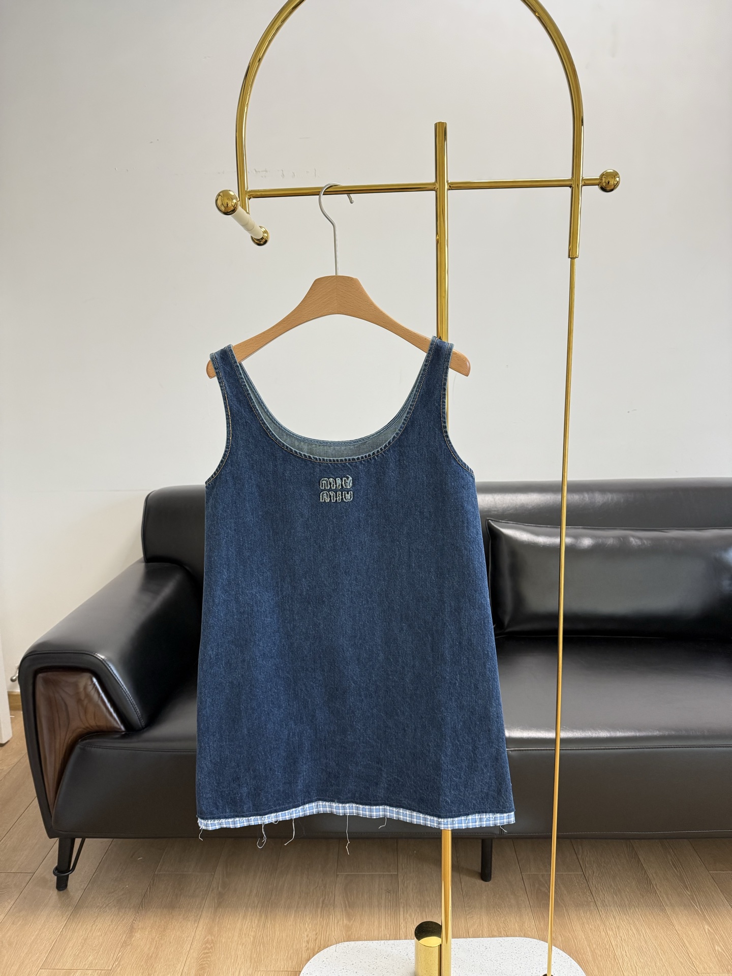 NO:328922,——Miumiu2025 new denim spliced ​​vest skirt, customized YB twill cotton denim material, special washing process, soft and skin-friendly, straight vest skirt style. Pullover full wrap design, more convenient to put on and take off, micro-A cutting greatly improves the tolerance of body shape, round neck effectively exposes skin, improves shoulder and neck lines~ Miu-style letter embroidery embroidery on the pocket, highlighting the brand's sweet and cool style. The hem is spliced ​​with breasted blue plaid shirt cloth, making the overall design full of layering and fashionable feeling, revealing long legs, and making it look taller!  SML, Miumiu, skirts, shirts, alexander wang19860909——Miumiu2025新品牛仔拼接背心裙 定制YB斜纹棉牛仔材质 特殊水洗工艺 柔软亲肤 直筒背心裙版型. 套头全包裹设计 穿脱更方便 微A裁剪对身材包容度大幅提高 圆领有效露肤 改善肩颈线条～ 缪系字母刺绣点缀于口袋上 彰显品牌甜酷风 下摆作毛边蓝色格纹衬衫布拼接处理 让整体设计充满层次感和时髦感 露出大长腿 洋气显高 ！ 码数sml,,miumiu,skirts,shirts,alexander wang,Women's clothing