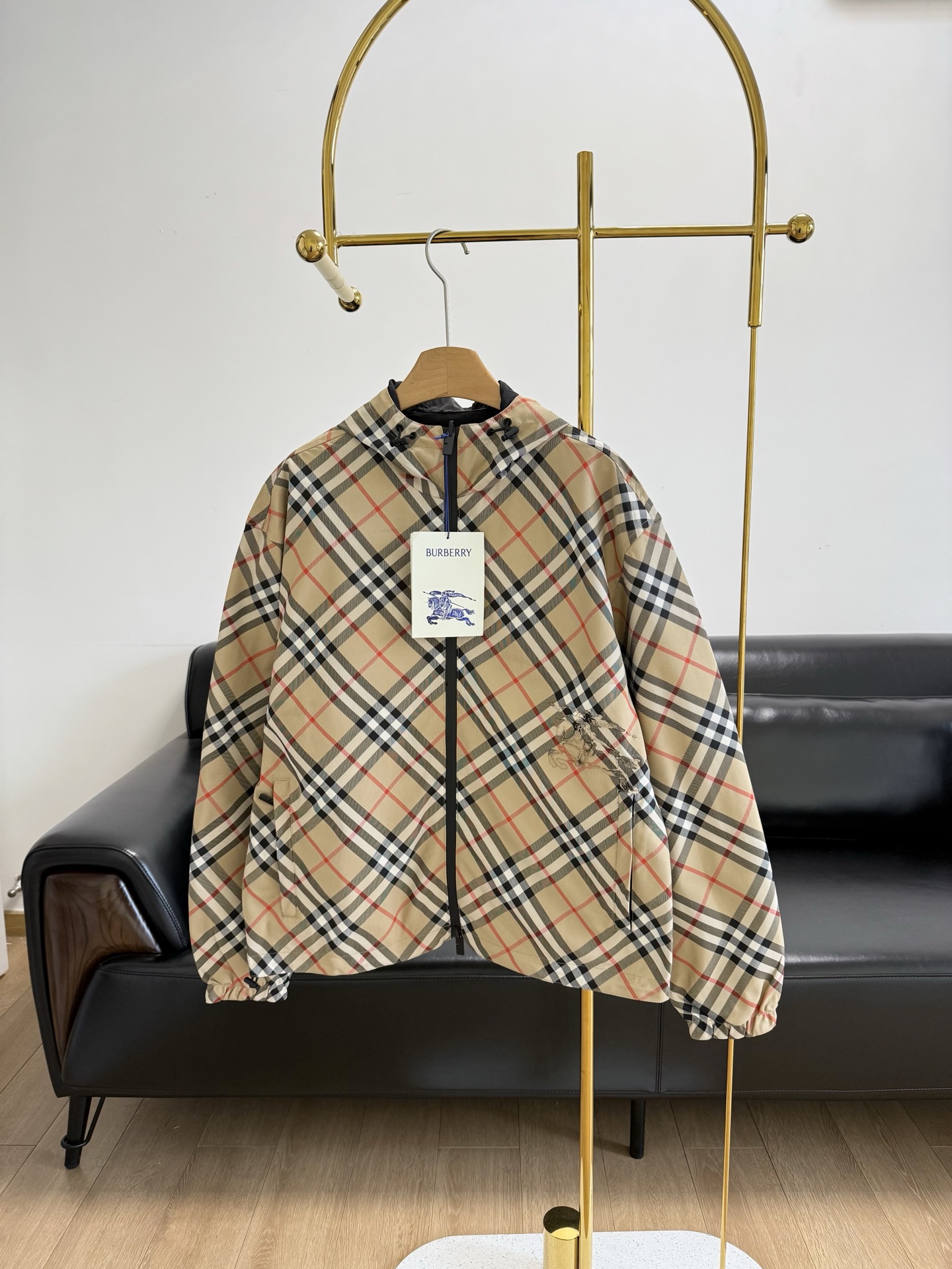 NO:328906,—— BURBERRY plaid twill jacket, preferably polyester fiber, customized imported original fabric surface; high-density yarn, twill texture, soft thickness when touched, not a casual thin effect, and a crisp feeling of muscles and bones!  Customized comprehensive plaid tailoring design, positioned embroidered war horses. The clear plaid craftsmanship on the body demonstrates the brand tone, and the hooded design of the whole dress makes it look more fashionable and younger!  The hardware parts such as zippers and drawstrings are pure black matte texture that exudes a delicate and noble elegant posture, and always keeps perfect. The simple but not simple design style perfectly meets the outfit you need in your daily life!  code number s-xl, burberry, jackets & coats,hats,alexander wang19860909—— BURBERRY 格纹斜纹外套 优选聚酯纤维,定制进口的原布面；高密度纱,斜纹质感 触摸有棉软的厚度感 不是随便的薄面效果 有筋骨的挺括感！定制全面对格剪裁设计,定位刺绣战马. 满身清晰的对格格纹工艺,彰显品牌调性,连帽设计整件衣服更显时尚年轻化！拉链与抽绳等五金处都是纯黑色磨砂质地散发出精致高贵的优雅姿态,时刻保持完美,简约而不简单的的设计风格,完美的满足了你日常所需要的穿搭！ 码数s-xl,,burberry,jackets & coats,hats,alexander wang,Women's clothing