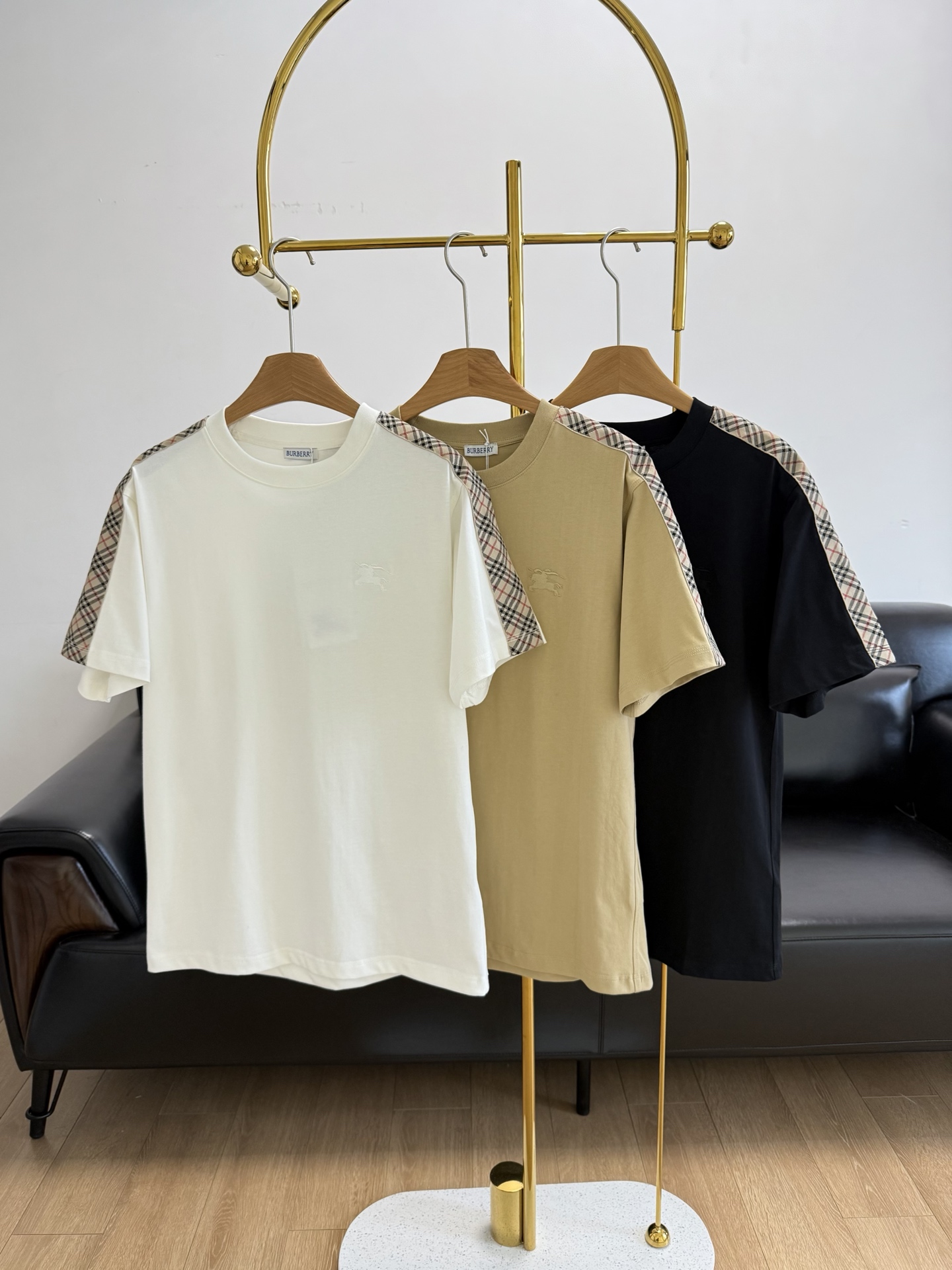 NO:328916,——burberry 2533 new webbing war horse short sleeves. It uses high-stack combed cotton fabric, the texture is soft, delicate and comfortable, and it is simply a skin-friendly feeling! Restore embroidery technology, original customized yb webbing! This Burberry Burberry plaid spliced ​​short sleeves, with Bur classic plaid elements, this high-end bigger from the bones makes the simplest short sleeves full of confidence and eye-catching. It is a simple, fashionable and comfortable summer essential item. This style can be easily controlled by both men and women! S-XL Khaki White Black 3 colors, Burberry, Burberry, T-shirt, alexander wang19860909——burberry 巴宝莉 2533 新款织带战马短袖 进用了高支精梳棉面料,质地柔软细腻舒适,简直就是亲肤的感觉！ 还原刺绣工艺,原版定制yb织帶！ 这款Burberry巴宝莉格纹拼接短袖,有了Bur经典格纹元素加入,这种来自骨子里的高级bigger,让再简单的款也是底气十足,让人眼前一亮的短袖哟,简约时尚又舒适的一款夏季必备单品,这个款式是男女都能轻松驾驭的哦！ 码数S-XL 卡其 白色 黑色3色,,burberry,burberry,T-shirt,alexander wang,Women's clothing