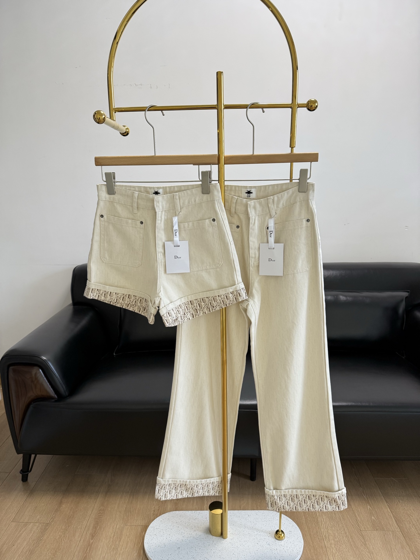 NO:328928,Shorts and trousers Dior 25 spring and summer series jacquard curly jeans, hide the flesh on the upper body and make you look slim. Any leg shape can be easily controlled!  Cotton fabric!  Craft wash, soft fabric, comfortable and unrestrained, the whole body will not be hard, with a straightness, and can hold on to the whole pants!  A little bit shrunk!  But it won't be loose!  !  The jacquard design is luxurious and exquisite!  Full of lazy style design, straight-tube style, high-slim and huge-looking, with a belly-closing effect, fashionable and exquisite, loose cut, comfortable and stylish!  Easily create super long legs, the universal matching king of all seasons!  Size: S M L trousers 2 styles, dior, shorts, jeans, alexander wang19860909短裤长裤 Dior 25春夏系列提花卷边牛仔裤 上身藏肉又显瘦 任何腿型都能轻松驾驭！ 棉面料！工艺洗水,面料柔软,穿着舒适无束缚感,整个不会硬邦邦的,有挺度,能撑得住整条裤型！有点拽垮！但不会松垮！！ 内里提花设计工艺奢华又精致！ 满满的慵懒风设计感,直筒版型,显高显瘦巨好穿,自带收腹效果,时髦精的大爱,宽松裁剪,舒适有型两不误！轻松塑造超长腿型,四季万能搭配王！ 码数: S M L 长裤 短裤2个款,,dior,shorts,jeans,alexander wang,Women's clothing