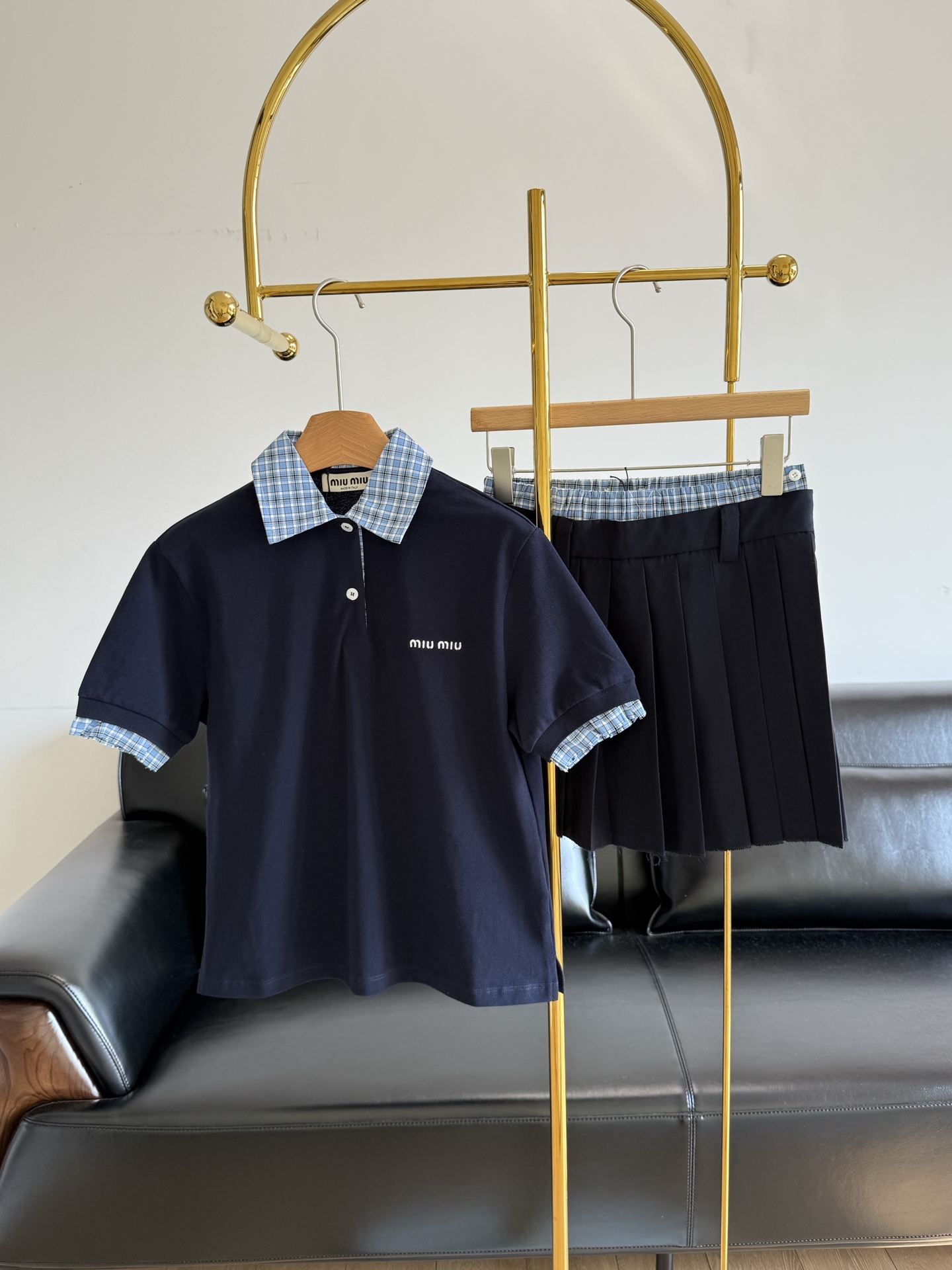 NO:330029,Polo shirt and pleated skirt, spring and summer hot MiuMiu plaid collar Polo set, another must-have hit 25SS new!  Continuing the Miu family’s usual academy girlish style and classic retro style!  !  It’s so beautiful that the urban trendy men and women’s hearts are!  Unquestionable design aesthetics!  It really looks good to whoever wears it!  The classic blue and white plaid splicing design adds a bit of vitality and rebellion to the sporty feeling of the Polo shirt!  Easy to unlock modern sports aesthetics!  Plaid pleated skirts are indispensable for your wardrobe, whether worn alone or in suit!  The college has a rebellious temperament!  Retro and age-reducing!  Nothing wrong with versatility!  3D three-dimensional tailoring skirt, visually elongating the waistline!  The swaying pleated skirt is lively and elegant and age-reducing!  It is still the top-notch production process and materials!  The lattice fabric adopts fixed dyeing and weaving process!  Restore the essence of the original design!  The Polo shirt uses 100% long lint cotton bead floor cloth!  Its unique concave and convex texture and mesh structure make it a 