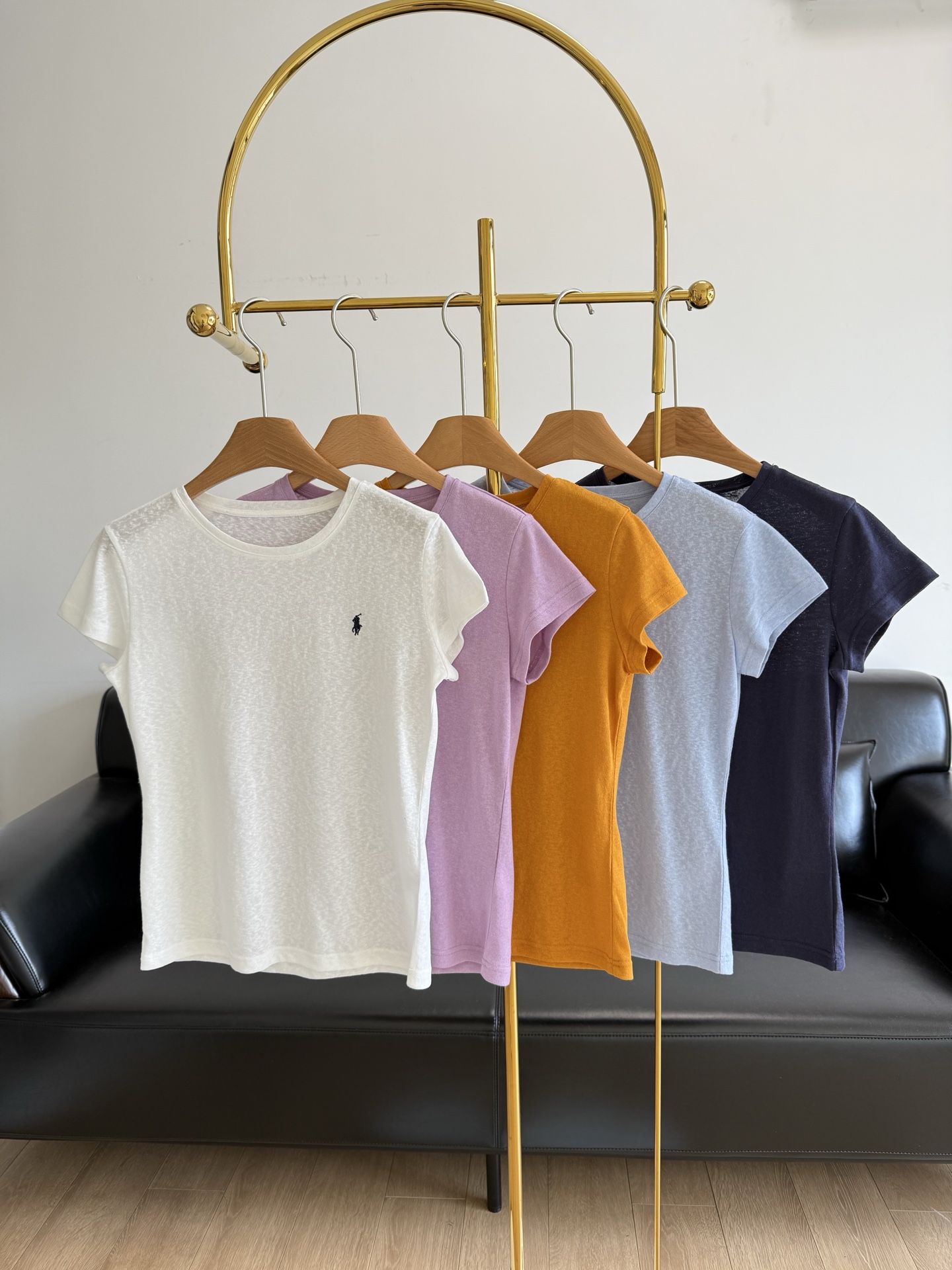 NO:330026,——♀Ralph Lauren/Ralph Lauren Women's Clothing 25 Years Early Spring Thin T-shirt Every color is fried chicken and looks good. The next various holidays are about to start a beautiful summer!  !  The colorful spring is given by Raf!  How can spring be without colorful!  Sure enough, the RL color scheme will never disappoint me, RL girls should wear it!  It is made of cotton pure cotton fabric, which is comfortable to wear and delicate and gentle to the touch!  The upper body is very comfortable, and the classic pony embroidery embellishment on the chest~ It is a great choice for wearing a single base, and the basic style is closed and you can see it!  Raff’s short sleeves will never disappoint you, and you can easily wear them to express the extremely lazy feeling of Korean style!  You can close your eyes and feel at ease~ Code number s-xl Navy blue Sky blue Yellow White Pink 5 colors, Loro piano, T-shirt,tees, t-shirt,alexander wang19860909——♀Ralph Lauren/拉夫劳伦女装 25年早春薄款T恤 每个颜色都炒鸡好看接下来的各种节日假期又要开始啦～穿上它开启美美夏天！！ 彩色的春天是拉夫给哒！春天怎么可以没 有五颜六色呢！果然RL的配色永远不会让我失望,RL女孩们都穿起来吧！ 采用棉纯棉面料,穿着舒适度高,触感细腻温柔！上身很舒服,胸口经典的小马标刺绣点缀～ 单穿打底都是超棒的选择,基础款闭眼入！拉夫的短袖永远不会让你失望,轻松穿出韩里韩气的gao极慵懒感！个颜色都可以闭眼放心入~ 码数s-xl 藏蓝色 天蓝色 黄色 白色 粉色5个色,,loro piana,T-shirt,tees，t-shirt,alexander wang,Women's clothing