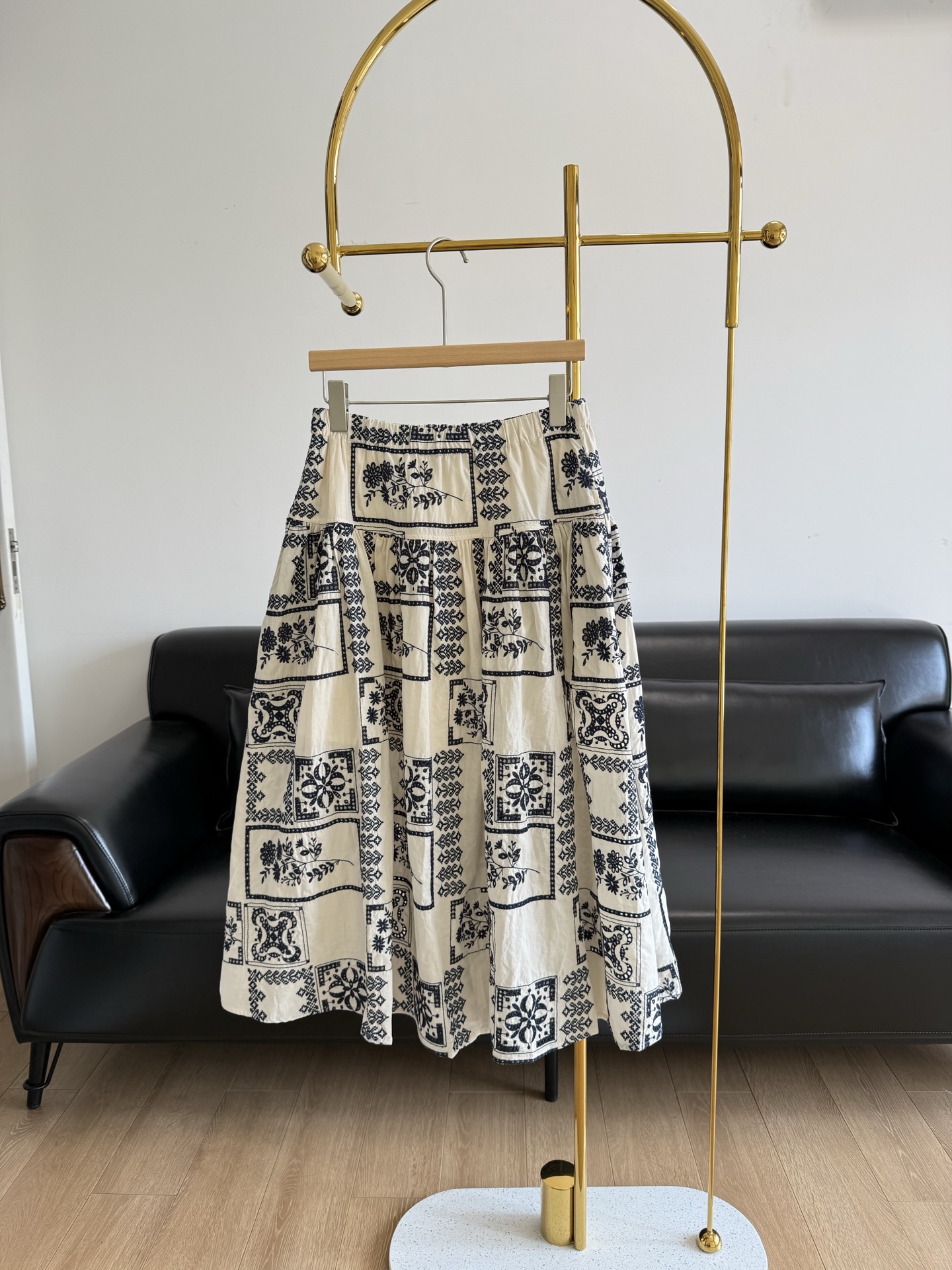 NO:330032,——RAW STONE Water-soluble embroidered umbrella skirt for women. Full cotton water-soluble embroidered fabric is based on high-quality cotton, giving a soft and skin-friendly touch, encountering a retro style. This skirt is an artistic poem of walking. The beige background is smudged in rustic background, blue and black patterns are like splashing ink scrolls, and the retro patterns seem to come from the old days, and every inch tells a unique charm. The simple and distinctive nomadic style draped and smooth umbrella skirt style can be easily worn in spring and summer~ The big skirt is lively and flowing, swaying and encompassing all kinds of figures. Whether you are strolling on the street or rushing to literary and artistic appointments, it can easily become the focus and unlock your unique elegant style. SML, skirts, alexander wang19860909——RAW STONE 水溶绣伞裙半身裙女 全棉水溶绣花面料,以优质全棉为基,赋予柔软亲肤的贴心触感, 邂逅复古风情,这款半裙是行走的艺术诗篇.米白底色晕染质朴底色,蓝黑花纹如泼墨画卷,复古图案似从旧时光中走来,每一寸都诉说着独特韵味. 简约带点特色的游牧民族风格垂坠流畅的伞裙版型 在春夏很轻松就能穿出风格~ 大裙摆灵动飘逸,行走间摇曳生姿,包容各种身形.无论是漫步街头,还是奔赴文艺之约,它都能让你轻松成为焦点,解锁独属于你的优雅格调. 码数sml,,skirts,alexander wang,Women's clothing