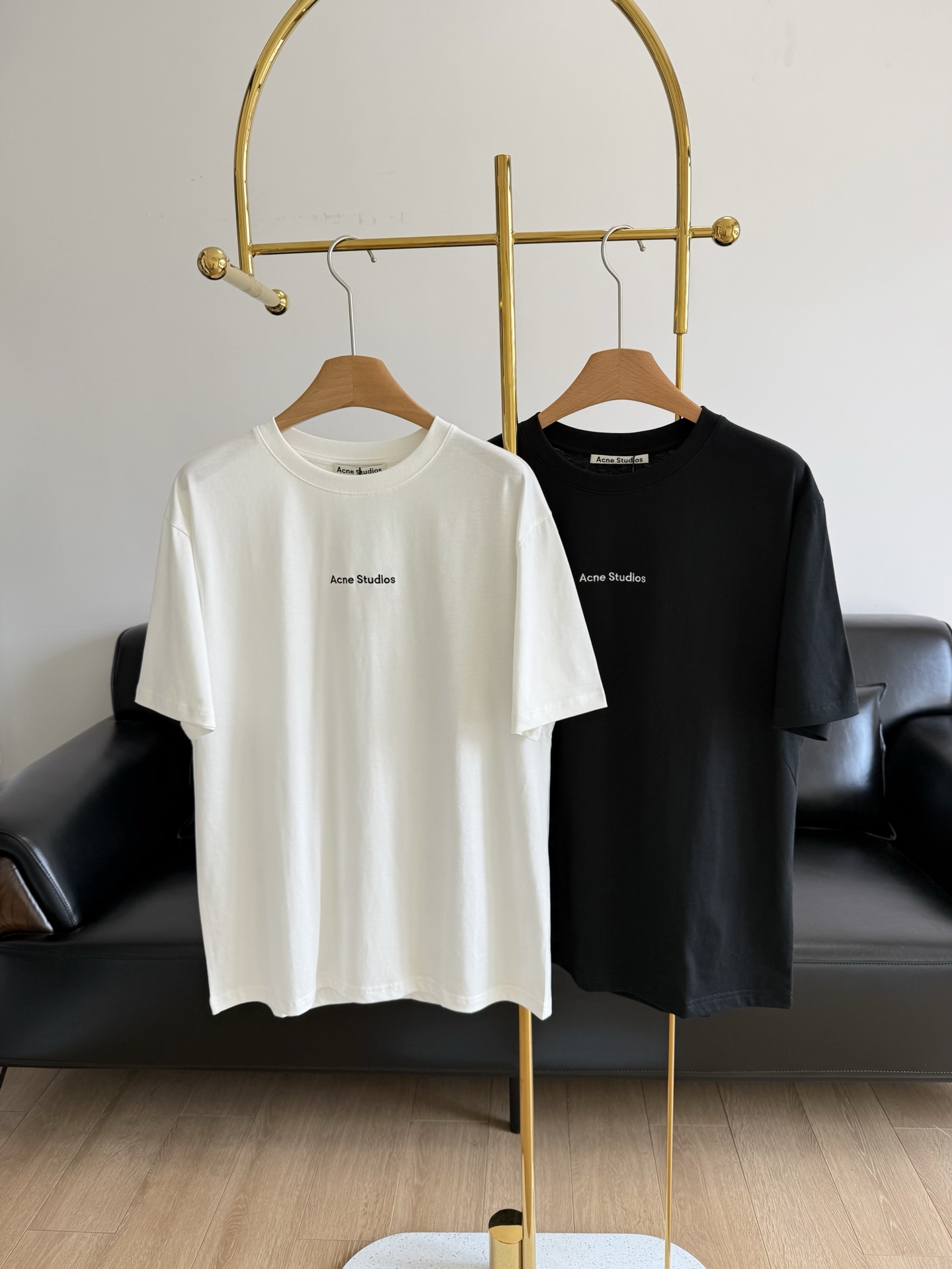 NO:330035,——Acne Studios Letter Print Short-Sleeve T-shirt ♀ Customer-supplied high-weight high-strength organic cotton fabric, characterized by thicker, breathable, washable and wearable, with wide and stylish upper body! The neckline, left and right seams are four-stitched and six-wire, and the letters on the chest are printed with micro-marked letters!  The overall style continues the neutral atmosphere of ACNE, and the loose style is not distinguished between men and women. Whether it is single or inner wear, it is very good and cool on the upper body!  The best-looking items that trendy people must stock up on the street easily, fashionable and versatile must-enter the series of products. White and black 2 colors, acne studios,dior,T-shirt,tees,t-shirt,alexander wang19860909——Acne Studios 字母印花短袖T恤 ♀客供高克重高支有机棉面料,特点是更厚实透气,耐洗耐穿,上身挺阔有型!领口,左右侧缝均为四针六线, 胸前的字母微标印花！整体延续了ACNE的中性气息,不分男女的宽松式,无论是单穿还是内搭都很不错上身超酷！ 回头率百分百潮人必囤的好看单品 轻松穿出街头感,时髦百搭必入单品系列 白色 黑色2个色,,acne studios,dior,T-shirt,tees，t-shirt,alexander wang,Women's clothing