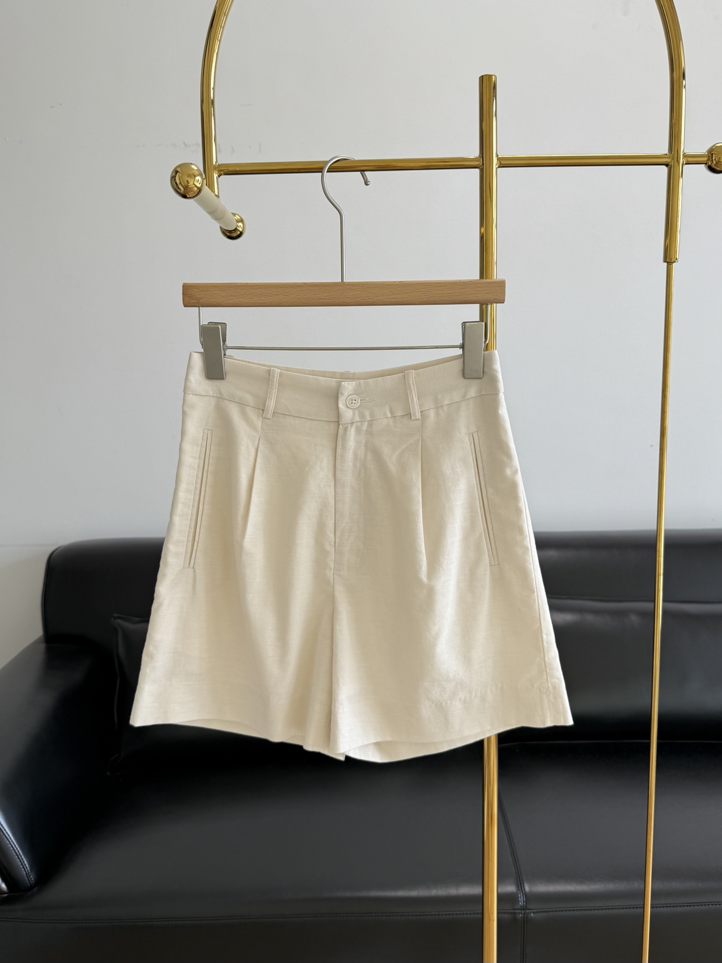 NO:330041,——Ralf Lauren Line Suit Shorts A must-have item for trousers, the style is super good!  The fabric is also very comfortable. I must keep it myself. Recommended!  Made of linen!  The gloss of the entire fabric also has a natural linen texture, and the texture has a slight wrinkle, which will make the overall look more advanced and casual, and easily wear it in a effortless and fashionable sense!  You can buy a piece of clothing to see. It is really worth buying a commuter or a daily match with casual clothes!  code sml, shorts, business suit, alexander wang19860909——拉夫劳伦 亚麻西装短裤 一定要入手的裤装单品,版型超好！ 面料也很舒服 肯定要自留的 推荐！ 亚麻制成！整个面料的光泽感也有着亚麻天然纹理,纹路自带轻微褶皱感～也会让整体看着更高级随性 轻松穿出毫不费力的时髦感！大家可以入手一条穿来看看,真的值得回购的通勤搭还是日常搭配休闲都可！ 码数sml,,shorts,business suit,alexander wang,Women's clothing