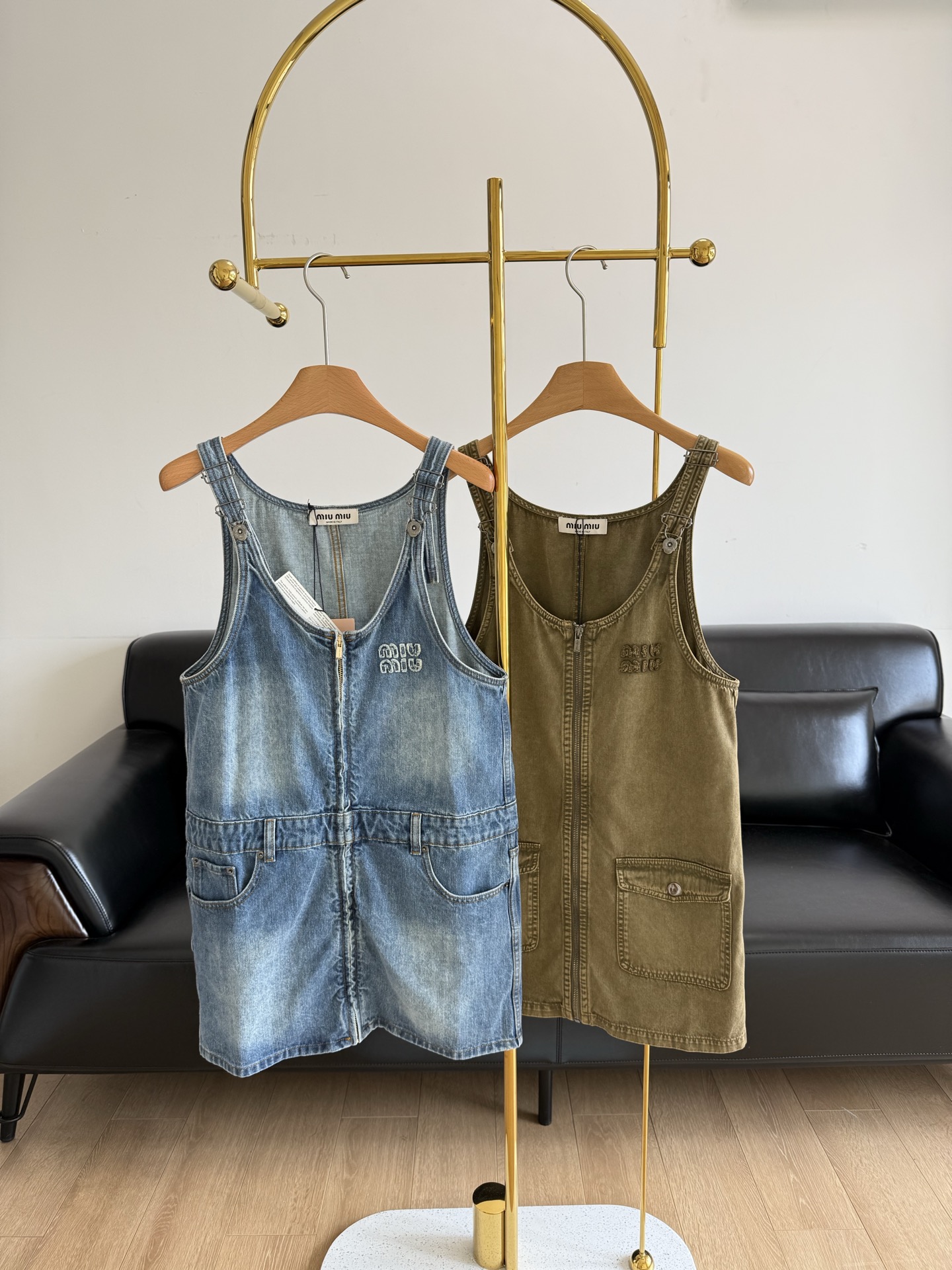 NO:330037,Blue and yellow MIU MIU 25 spring and summer latest vest aged denim dress Customized imported twill cotton denim fabric Multi-washed soft and skin-friendly fabric The fabric is very comfortable to wear, the texture is old and clear and strong texture, the two-way full zipper adjustment design on the front, easy to put on and take off at will, strap short skirt design, brand patch letter embroidery on the chest, full of details, low-key luxury and casualness, the A-line style covers the flesh and makes it look slim, retro and playful!  The overall cut is neat and clean, simple, comfortable and versatile, with vitality, age-reducing style, sweet and cool strap skirt with excellent upper body, loose silhouette, all kinds of figures can be controlled, produced by major manufacturers, fine workmanship, S.M.L, blue, yellow, miumiu, skirts, alexander wang19860909蓝色黄色 MIU MIU25春夏最新款背心做旧牛仔连衣裙 定制进口斜纹棉牛仔面料 多重水洗柔软亲肤 面料穿起来非常舒适 纹理做旧清晰质感强烈 前面双向全拉链调节设计 随意调节穿脱方便 背带短裙设计 胸前品牌贴布字母刺绣 细节满满低调奢华率性 A字版型遮肉又显瘦,复古又不失俏皮感！ 整体裁剪利落干净 简约舒适百搭自带活力 减龄刚需款 甜酷风十足的背带裙上身绝绝子宽松廓形各种身材都可以驾驭,大厂出品 做工精细 码数S.M.L 蓝色 黄色,,miumiu,skirts,alexander wang,Women's clothing