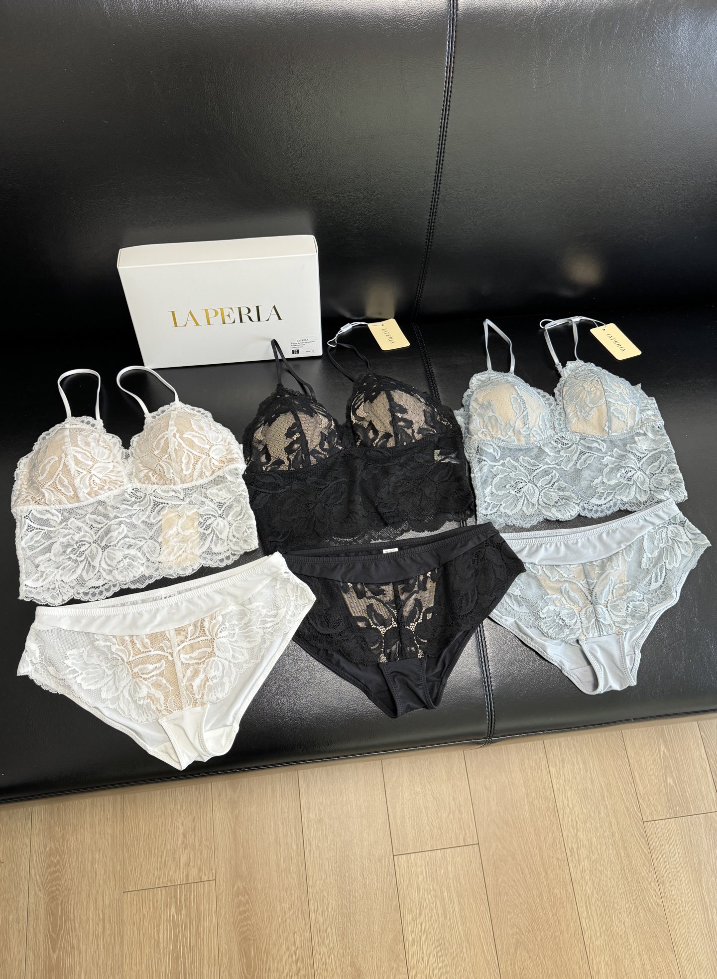 NO:330034,——High-up ruthless goods, heavy-duty heavy industry, Laperl! Purchase quality goods BRIGITTA series underwear set, woven with lace, produces very exquisite lace patterns, and matched with lycra fabric, making it more skin-friendly experience. It starts with appearance, finally quality, exquisite craftsmanship, super delicate and skin-friendly, super easy to wear, and the kind that can't be put down, strongly recommended to palette it. A versatile short bra has 3 colors in total. There are 3 colors to choose from black, white, and mo blue. A total of three sizes M is suitable for 70 to 75ABC L is suitable for 80ABC XL is suitable for 85ABC, alexander wang19860909——重磅狠货重工Laperl!代购品质货 BRIGITTA系列内衣套装, 以蕾丝编织高密细纱,生成十分精美的蕾丝图案,配上莱卡面料,更加的亲肤体验. 始于颜值,终于品质,精湛工艺,超级细腻亲肤,超级好穿,爱不释手的那种好,强烈推荐盘它.短胸衣百搭款 共有3款颜色选择黑色,白色,莫蓝. 共三个尺码M合适70到75ABC L合适80ABC XL合适85ABC,,alexander wang,Women's clothing