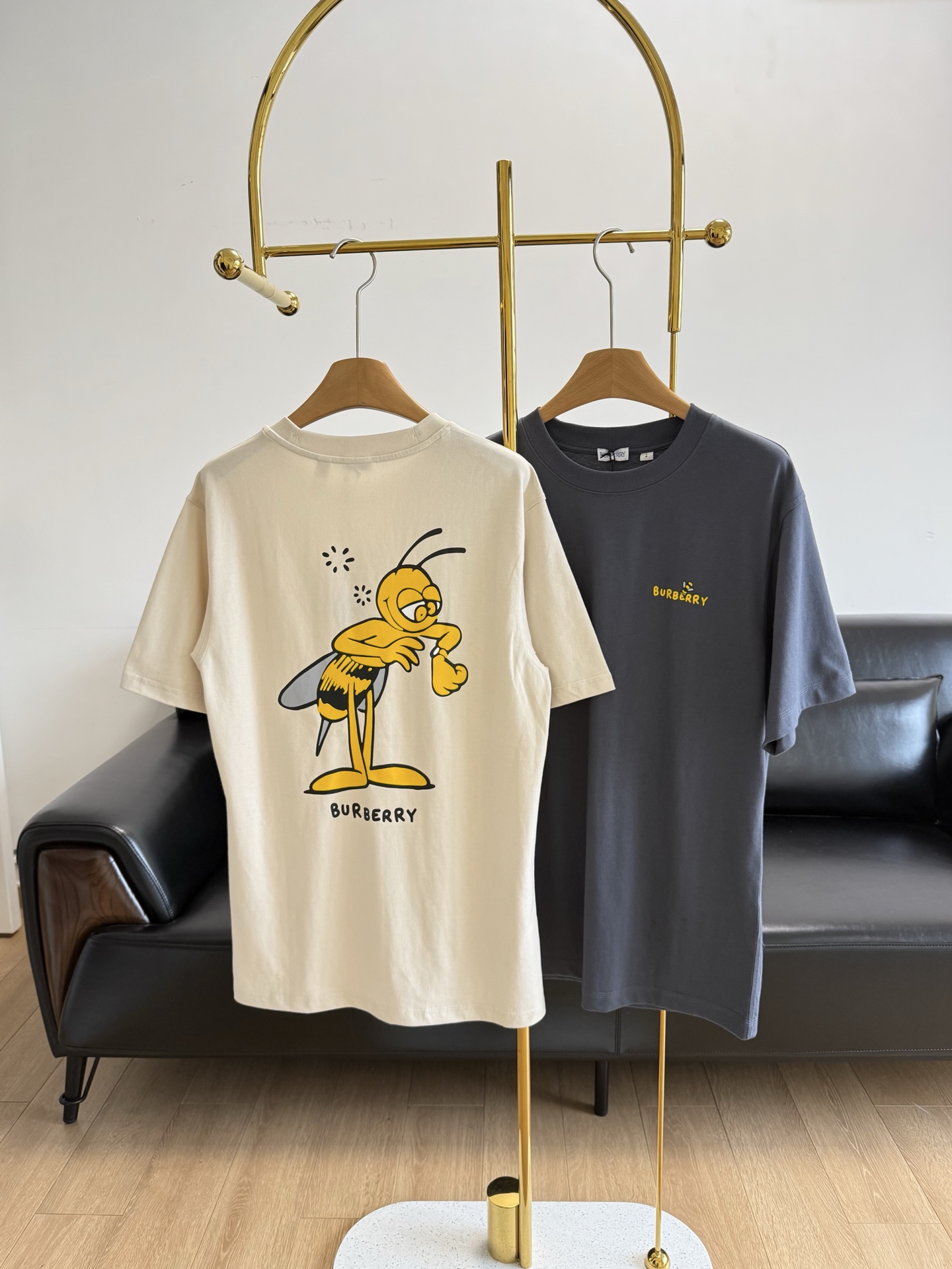 NO:330021,——BURBERR* The latest bee-print short-sleeved T-shirt in early spring 25. It is made of flat cotton fabric. Decorative texture bee pattern and brand logo print. Rib knitted neckline. Bee print on the front. Regular version. Size standard. Please choose the normal size. This loose short-sleeved short-sleeved series is the best match for BUR fans in the spring. The absolute treasure is the short-sleeved series that trendy men and women must buy!  !  !  Made of pure cotton fabric, the fabric is soft and comfortable, a simple and versatile style. Whether paired with refreshing shorts or casual trousers, it is very high-quality and textured. The overall texture of pure cotton high-subscription fabric is extremely comfortable and has excellent skin-friendly effect!  !  The OV style is also a perfect outfit effect, perfectly meeting the needs of various outfit occasions. The extraordinary grade and charm are extremely outstanding and eye-catching. It can better demonstrate the brand specifications and your pursuit of fashion. As a fan of BB, it should be a style that cannot be missed!  S-Xl gray khaki, burberry, shorts, T-shirt,tees, t-shirt,alexander wang19860909——BURBERR* 25早春最新款蜜蜂印花短袖T恤 选用平织棉面料打造 装饰质感蜜蜂图案和品牌徽标印花 罗纹针织领口 正面饰有蜜蜂印花 常规版型 尺码标准 请选择平时正常尺码 这款宽松短袖便是我献给BUR粉丝开春最佳搭配单品绝对的珍品潮男潮女必入的短袖系列！！！ 采用纯棉面料打造 面料柔软舒适 简约百搭的版型 无论搭配清爽的短裤还是休闲长裤都非常高级有质感 纯棉的高支数面料整体的触感极为舒适 亲肤效果也是极佳！！ OV版型方面也是完美穿搭效果 完美的符合各种穿搭场合的所需 极为非凡档次与魅力更是极为的出色亮眼 更能够彰显品牌规格与你对于时尚的追求 作为bbr的粉丝 应该是不容错过的款式！ 码数S-Xl 灰色 卡其,,burberry,shorts,T-shirt,tees，t-shirt,alexander wang,Women's clothing