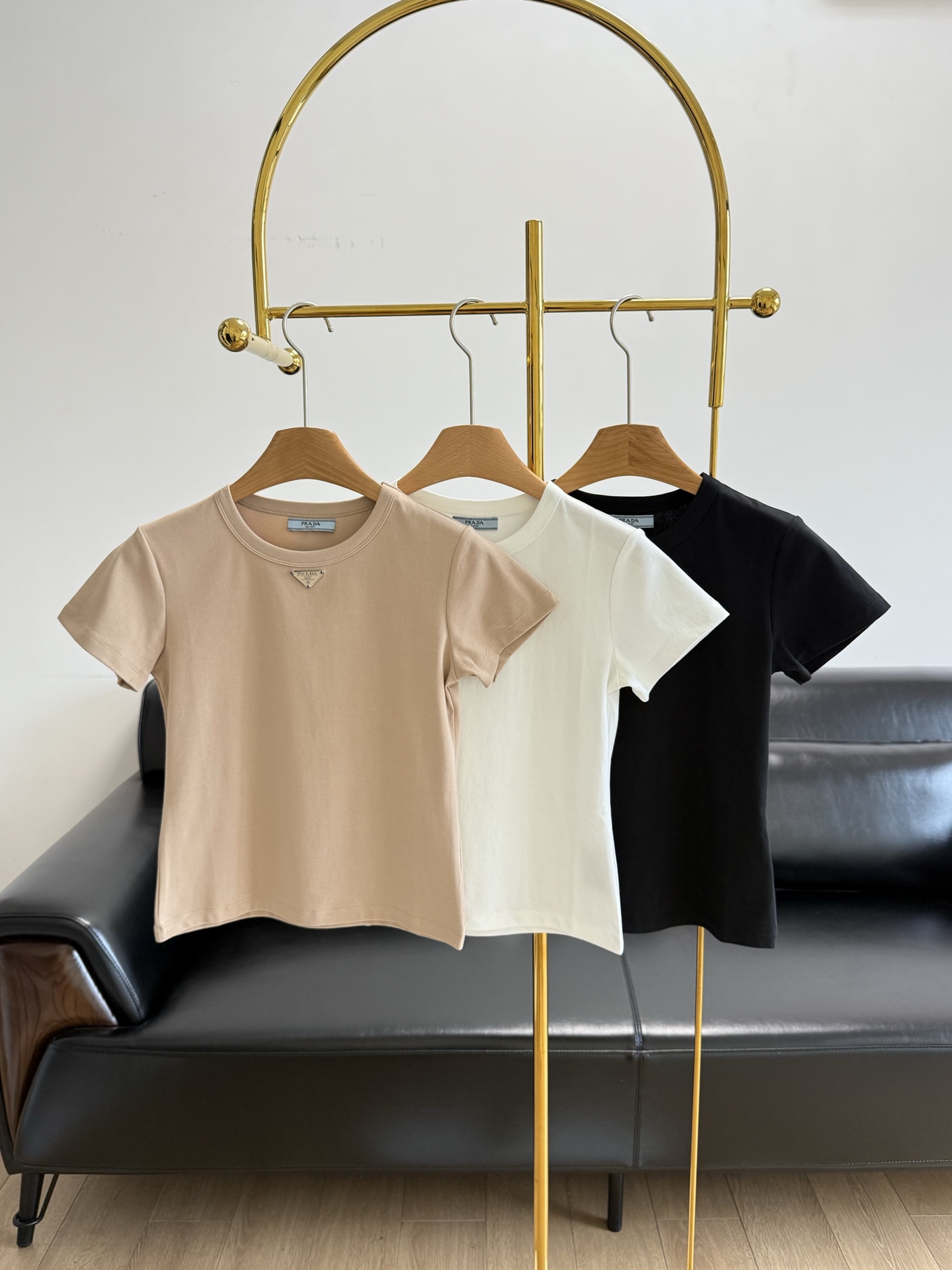 NO:330025,——Prada/Prada Triangle Logo Short-sleeved T-shirt Love this short-sleeved T-shirt!  !  GAO texture, good quality, fashionable rotator sleeves, unrestrained feeling of the upper body~ Pure cotton fabric feels delicate and soft, skin-friendly and comfortable, breathable and comfortable, not tight, good moisture absorption, good breathability, high comfort on the upper body, neat and delicate hem, clean and neat, G has a sense of quality!  The chest is decorated with the iconic metal triangle logo, which is full of jing. The small-fitting tee style makes the upper body look slim!  The exquisite metal mark on the chest has no extra decoration. It is high-end, generous and easy to wear. It looks beautiful even if you wear it with your eyes closed. No need to consider matching. Close your eyes and enter!  !  Effortless outfits, pairing them with a pair of high-waisted dad pants can easily create a free and leisurely look, both simple and fashionable!  !  Refreshing~~Daily matching degree 100 dim~ Code sml White Black Apricot 3 colors, prada, prada, T-shirt, tees, t-shirt, alexander wang19860909——Prada/普拉达 三角徽标短袖T恤 爱了这款短袖T恤！！GAO质感,品质菲常好,时尚落肩袖型,上身无拘束感～ 纯棉面料手感细腻柔软,亲肤舒适的同时,透气舒适,不紧绷,吸湿性好,透气佳,上身舒适度高,下摆走线工整细腻,干净利落,G有品质感！ 胸口饰有金属标志性三角形徽标,jing致感拉满, 小版型tee 合身款上身超显瘦！ 胸前精致的金属标没有多余的装饰 高级大方特别好穿无敌好看的简单款 闭眼穿都好看 无需考虑搭配 闭眼入！！不费力气的穿搭,任意搭配一条高腰老爹裤轻松营造出洒脱闲适造型,既简约又时尚！！清清爽爽~~日常搭配度100昏~ 码数sml 白色 黑色 杏色3个色,,prada,prada,T-shirt,tees，t-shirt,alexander wang,Women's clothing