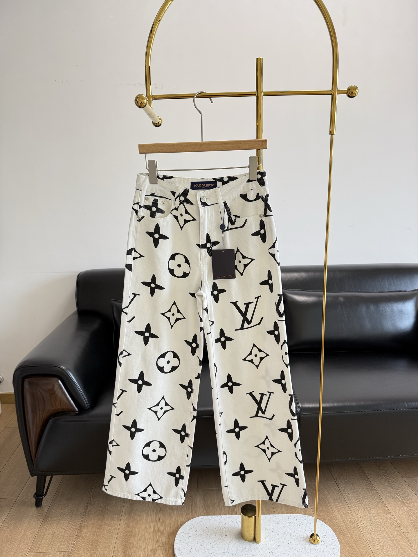 NO:330028,——Lv jacquard logo straight regular jeans, I really can’t take off my upper body!  !  Customized jacquard logo denim fabric with excellent texture!  Presbyterian jacquards are all over the body and position them and cut them!  The jacquard is very precise and detailed, and it is breathable and will not feel stuffy!  The fabric has a clear texture and a prominent texture!  Fashionable essence must be included!  It can be sweet or cool!  Customized hardware logo buttons and check the workmanship quality yourself!  Very good style for dressing!  Super high recognition!  Straight trousers!  The real sense of materiality is good and the recognition is higher!  Close your eyes and enter!  Count sml, louis vuitton, jeans, alexander wang19860909——Lv 提花logo直筒常规款牛仔裤 上身真的脱不下来！！ 定制提花logo牛仔面料质感超赞！满身的老花提花对花定位裁剪！提花非常精准细致,透气性也很好,不会有闷肤感！面料的面色肌理清晰,质感突出！ 时髦精必入单品！可甜可飒超拉风！定制五金logo扣做工品质自己看！很好穿搭的款！超高辨识度！直筒裤型！实物质感很好,辨识度也更高！闭眼入！ 码数sml,,louis vuitton,jeans,alexander wang,Women's clothing