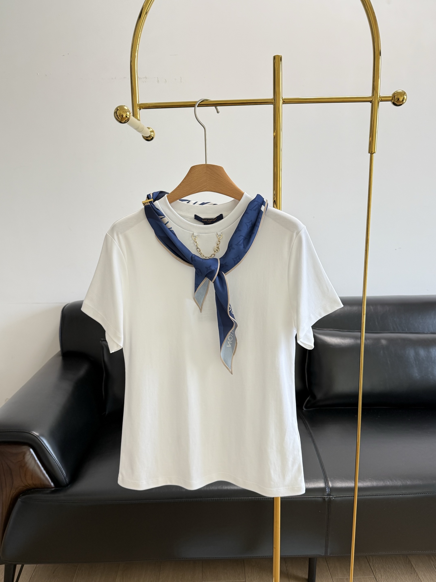 NO:330031,——Louis Vuitto* newest round neck scarf chain T-shirt Customized YB twill cotton material breathable and comfortable, full texture. Regular short-sleeved T-shirt cut to highlight the brand style. Made of gram-weight pure cotton, slightly elastic, and gives a slimming visual effect!  The front of the neck is made of metal letter chains. The silk scarf is fixed on both sides of the neckline. The back is inverted triangle shawl. The front is loose and can be worn casually. The exposed letter logo is decorated to show the high-end style. The inner wear is brilliant and fashionable. Customized surface accessories!  Count sml, louis vuitton, T-shirt,tees,t-shirt,shawls,alexander wang19860909——Louis Vuitto*新款 圆领丝巾链条T恤 定制YB斜纹全棉材质 透气舒适 质感十足 常规短袖T恤裁剪 凸显品牌格调 采用克重纯棉制成 略带有弹力 呈现显瘦视觉效果 ！ 领前以金属字母链条作设计亮点 领口两侧孔扣固定丝巾 背面倒三角披肩 正面可松可系穿搭随心 配合露出的字母标识装饰 彰显高级格调 单穿内搭都出彩时髦 定制面辅料 ！ 码数sml,,louis vuitton,T-shirt,tees，t-shirt,shawls,alexander wang,Women's clothing