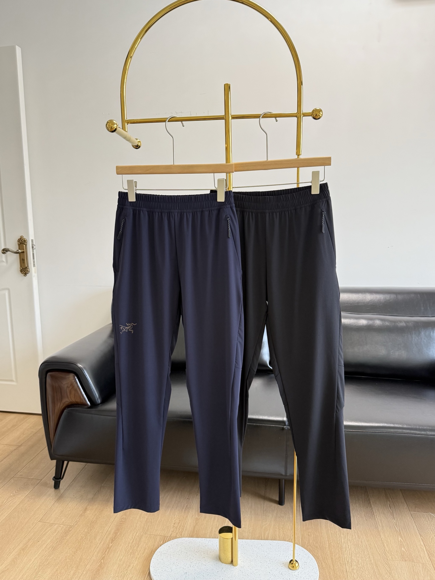 NO:330023,——ARC'TERYX Archaeopteryx Elastic waist logo printed trousers A pair of trousers suitable for daily sports outdoor wear!  Use 90 polyester fiber and 10 spandex!  It uses environmentally friendly and healthy technological fabrics. One of the most advanced fabrics is skin-friendly, water-resistant, stain-proof, ultraviolet-proof performance, antibacterial effect, comfortable, breathable, slim and cannot afford to fold!  The oblique zippered pocket has a very streamlined splicing design, just right, the pants are very fashionable and low-key, and every appearance is amazing~ derived from the pursuit of details and perfection, it looks good and exudes a casual taste!  Code s-xxxl black blue,arc'teryx,alexander wang19860909——ARC'TERYX始祖鸟 松紧腰logo印花长裤 一条适合日常 运动 户外穿着的长裤！ 采用90聚酯纤维10氨纶！采用环保健康的科技面料,目前最先进的面料之一亲肤防水 防污 防紫外线性能 具有抗菌效果 舒适透气修身不起褶！ 斜拉链口袋,极具流线型拼接设计,恰到好处裤型设计非常时尚低调,每一次亮相都很绝～源于对细节和完美的追求,好看又散发着随性的味道！ 码数s-xxxl 黑色 蓝色,arc'teryx,alexander wang,Women's clothing