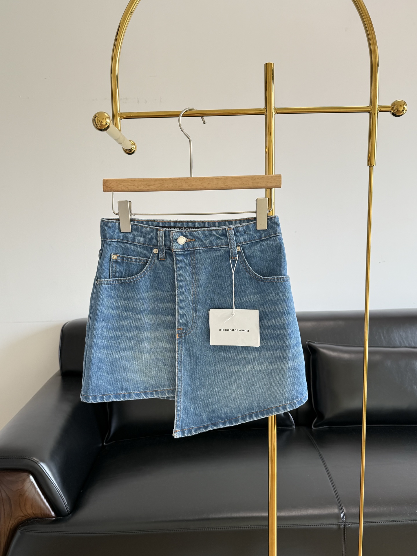 NO:330030,——Alexanderwang Alexanderwang Yang Mi’s same old denim wrap skirt and short skirt. I don’t allow you to not have this denim skirt yet!  !  It uses imported denim cotton fabric, soft and textured, breathable and skin-friendly!  The color of the washing with special treatment is very heavy, strong and durable, and the color of the washing is natural!  The fabric does not feel any stiffness!  The wrap-around one-piece cut is very convenient for putting on and taking off, which is inclusive of the figure and has a very stylish upper body!  !  This jeans adds a unique fashion element, allowing you to show your fashionable taste while wearing it. Number 25-29, alexander wang, skirts, jeans, alexander wang19860909——alexanderwang亚历山大王 杨幂同款做旧牛仔布围裹式半身裙短裙 我不允许你们还没有这条牛仔裙！！ 采用进口的牛仔棉面料, 柔软有质感 透气亲肤！ 通过特殊处理的水洗色泽非常重结实耐穿,水洗的颜色自然！面料没有任何僵硬感！ 包裹式的一片式剪裁,穿脱都特方便A字版,包容身材,上身倍儿有型！！这款牛仔裤增添了独特的时尚元素,让你在穿着它的同时也能体现出时尚的品味. 码数25-29,,alexander wang,skirts,jeans,alexander wang,Women's clothing