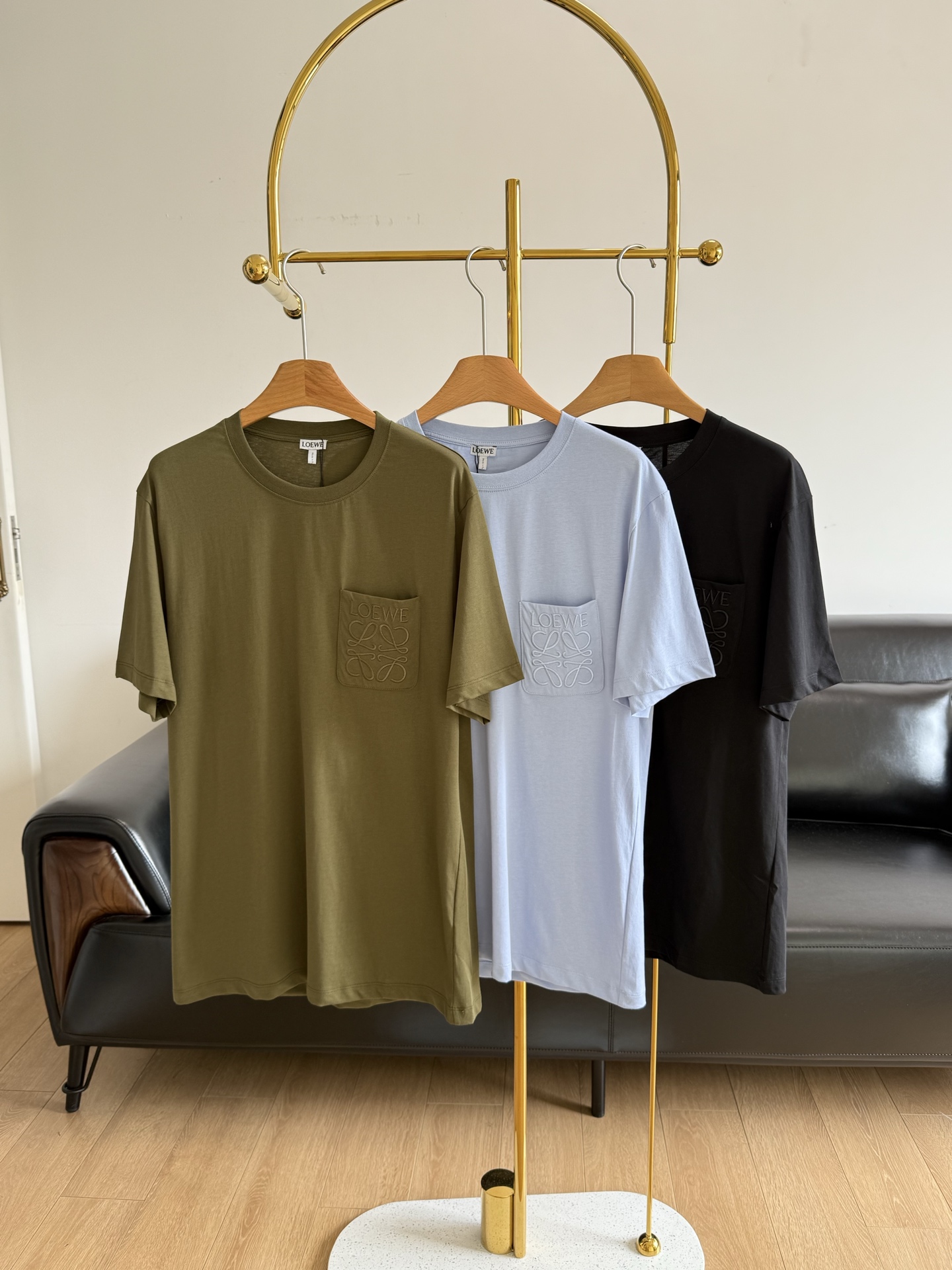 NO:330027,——Loewe/ Loewe Letter embroidered short-sleeved T-shirt is easy to wear without losing its fashionableness, simple and energetic and casual~ It uses customized cotton fabric, the fabric is soft and delicate, and it feels soft. It is breathable and sweat-absorbent when worn on the body. There is no need to worry about the hot summer!  The loose style exudes a casual and free atmosphere. The lower body can be matched at will, just the kind that looks simple, but the upper body can be worn with a tone, the right length, the matching degree is very high, you can pierce it into it, and get it hard~ Size s-xl Green Blue Black 3 colors,,loewe,loewe,T-shirt,tees,t-shirt,alexander wang19860909——Loewe/ 罗意威 字母刺绣短袖T恤 好穿不失时髦度,简约元气又带点休闲～  采用定制全棉面料, 面料柔软细腻,摸起来软软的, 穿在身上透气又吸汗, 完全不用担心夏天会闷热！ 宽松的版型,散发随性洒脱气息, 下半身可以随意搭配的就那种看着简单, 但上身却能穿出腔调感的,恰到好处的长度,搭配度很高,可以扎进去穿,狠狠的get到了～ 尺码s-xl 绿色 蓝色 黑色3个色,,loewe,loewe,T-shirt,tees，t-shirt,alexander wang,Women's clothing