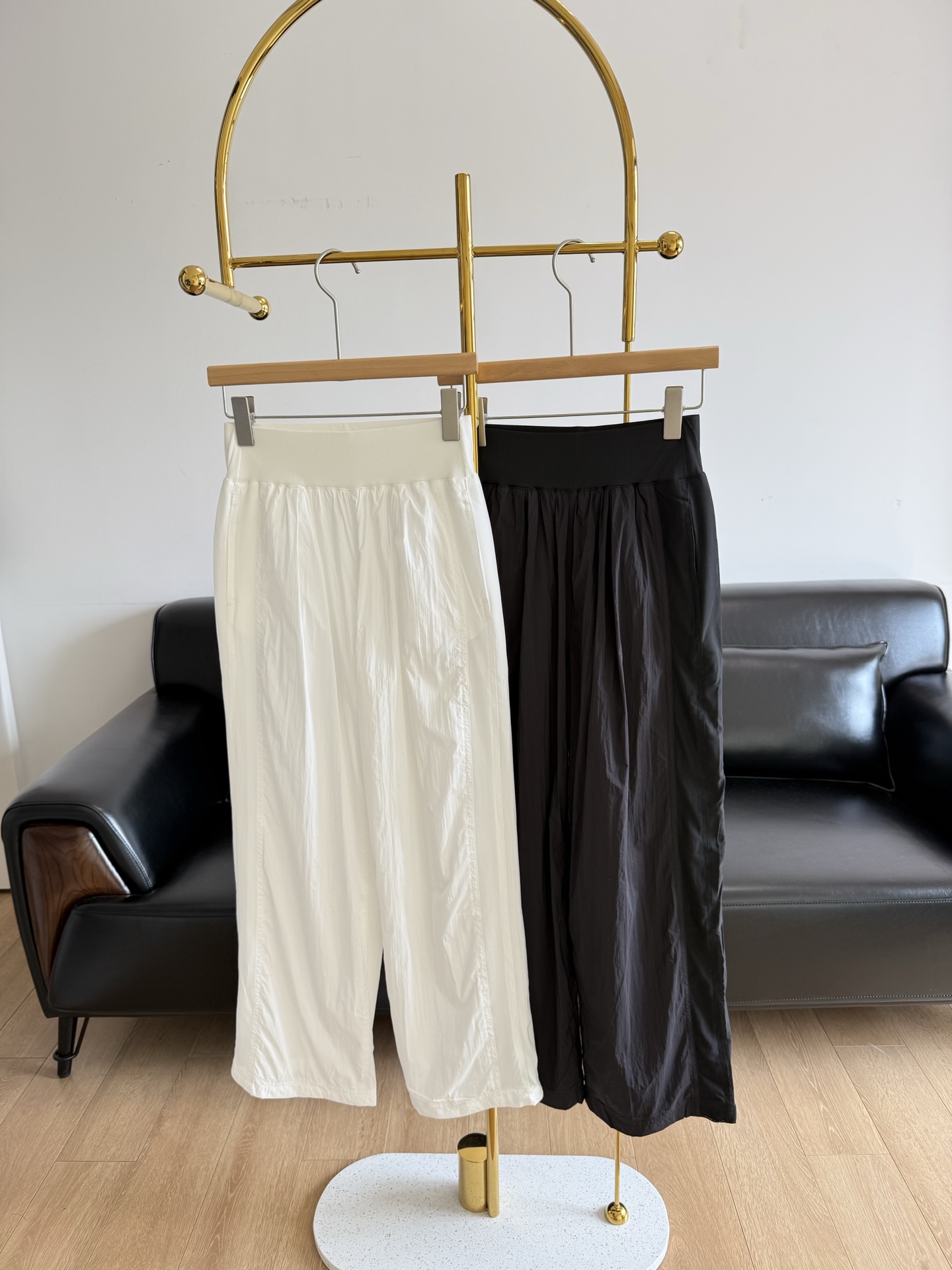 NO:330033,——Lulu High-waisted tennis pants I love to wear them all year round! Lulu is so amazing. It is no exaggeration to say that the pair of pants I am asked about is so easy to wear when I want to stock up on another one! If you don’t want to have too much restraint, it’s up to the basics lulu This mesh air tennis pants are really very comfortable!!! It is made of polyamide fiber, light as feathers, and windy when walking, thin and impenetrable!  There is a whole layer of cotton and ammonia lining inside, which is light and breathable, and it avoids the disadvantage of white pants passing through. It also prevents sweating on the body in summer. The overall design is thoughtful and clever, as if it is not worn. The style is also slimming! A long thread on the waist is made to hold the belly and make the waist look thin. I have to say that it is still lulu, lazy, casual and unrestrained, free and easy. Suitable for all ages, perfectly match your any top, without any effort to create a fashionable blogger-like temperament!  Number of codes 2 4 6 8 White, black, alexander wang19860909——Lulu 高腰网球裤 爱到一年四季都在穿! Lulu太绝了,不夸张的说, 几乎每次穿都会被问到的一条裤子好穿到我要再囤一条的程度! 不想太多束缚就原归于基础吧lulu 这条网纱空气网球裤真的巨舒服!!! 采用聚酰胺纤维,轻若羽毛,走路带风,薄而不透！内里有一整层的里衬棉氨材质轻薄透气同时又避免了白裤子过透的缺点~也防止了夏天流汗粘在身上整体设计贴心巧妙 仿佛没穿的空气感!版型也是显瘦哭了!腰部做了很长的一节螺纹 收住肚子显得腰巨细~不得不说还是lulu牛,慵懒随性带着点不羁洒脱 适合所有年龄阶段,完美搭配你的任意上衣,无需费力凹造型 便能轻松拥有时尚博主般的气质！ 码数2 4 6 8 白色,黑色,,alexander wang,Women's clothing