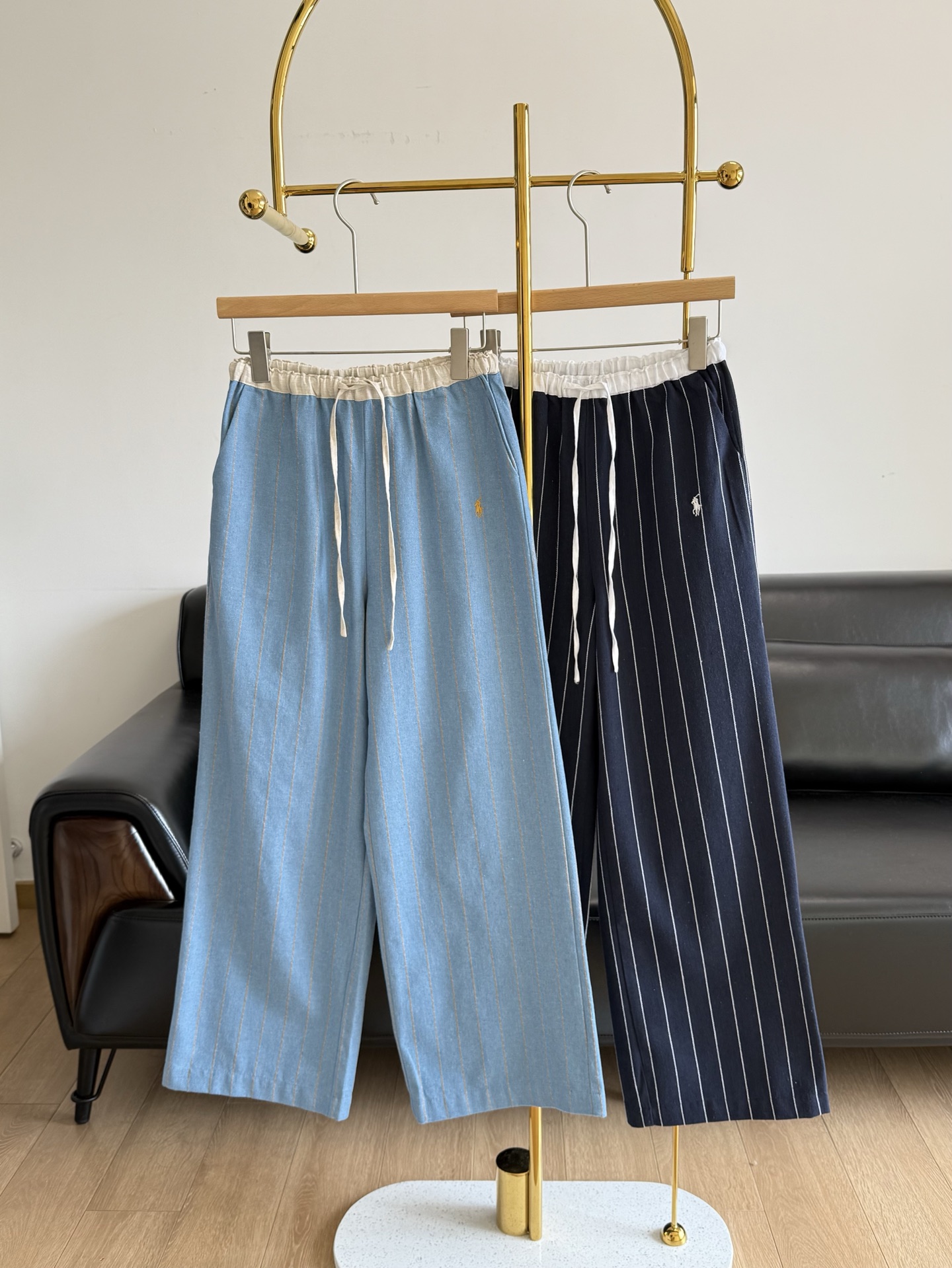 NO:416575,——Ralf Lauren 2025 women's spring elastic waist spliced ​​contrasting striped linen pants, made of linen material, which is super breathable and hygroscopic, allowing me to stay refreshed in the hot summer!  Moreover, its ultraviolet protection performance is also first-class!  While enjoying the sun, I can also protect my skin. It adopts YOU high-elastic rubber, elastic waist design, good tolerance and not tight, moderate width and close body and comfortable. The drawstring design adds a sense of layering on the waist, and can adjust the details according to the needs. The straight-tube style is a magic tool for modifying the leg shape. It can cleverly cover the shortcomings of the legs and make the legs look straight and slender. The style can well wrap the fat on the legs and the oblique pockets on both sides, making the concave shape simple. The waist is made of a drawstring design that can be adjusted and has a more design sense. It can be used to decorate the two straps and make it more comfortable to wear. SML, alexander wang19860909——拉夫劳伦 2025女春款松紧腰拼接撞色条纹亚麻裤, 采用亚麻材质,透气性和吸湿性超强,让我在炎炎夏日中也能保持清爽！而且,它的紫外线防护性能也是一流的！让我在享受阳光的同时,也能保护好自己的肌肤. 采用YOU质高弹橡筋,松紧腰设计,包容度好实穿不紧绷,适中宽度贴身舒服,抽绳设计增添腰头层次感,可根据需求调节细节处见品质 直筒版型是修饰腿型的神器 能够巧妙地掩盖腿部的不足让双腿看起来笔直修长 版型能够很好地包裹住腿部赘肉两侧斜插口袋让凹造型变得简单腰部做了抽绳设计可以调节也多了设计感,可以做装饰两根带子穿起来会更舒适 码数SML,,alexander wang,Women's clothing