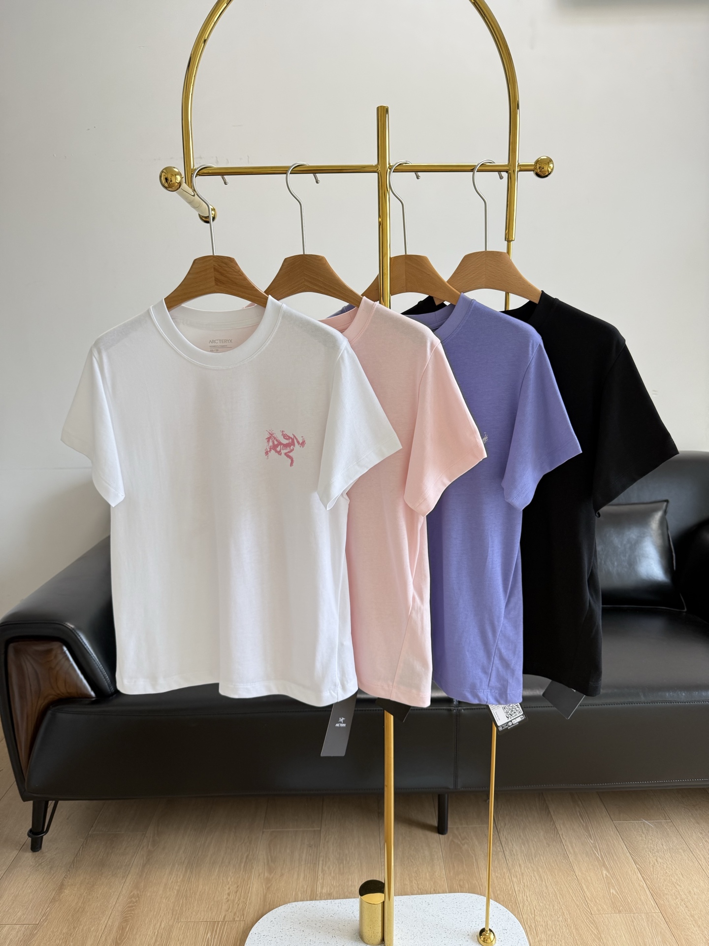 NO:330676,——Arcteryx Women's Kragg Puzzle Short Sleeve Round Neck T-shirt The style is made of the most ergonomic structure and the style is spliced ​​and cut!  Whether it is comfortable to wear or to modify your figure!  !  All are extremely exquisite!  Selected pure cotton, soft and comfortable, with excellent breathability, suitable for spring and summer wear. After washing and shaping, it ensures that it does not shrink and maintains a long-lasting texture. Positioning and cutting! Environmentally friendly water slurry printing technology, soft and without presence, blending well with the fabric. It is a very urgent item all year round!  The round neck style that is not picky about people, plus the iconic Bird House logo, it is difficult to look good if you don’t look good!  Code number xs-l white black purple pink 4 colors, jil sanderarc'teryx,T-shirt,tees,t-shirt,alexander wang19860909——始祖鸟Arcteryx女士Kragg拼图短袖圆领T恤 版型采用最符合人体工学结构的拼接剪裁！无论是穿着舒适度 还是修饰身材上！！都是做到极致考究！ 精选纯棉,柔软舒适,透气性极佳,适合春夏穿着.经过洗水定型处理,确保不缩水,保持长久如新的质感. 定位印花定位裁剪!环保水浆印花工艺,柔软无存在感,很好的和面料融合在一起. 一年四季都很刚需的单品！ 基础不挑人的圆领版型,再加上标志性的鸟家logo,穿起来像不好看都难！ 码数xs-l 白色 黑色 紫色 粉色4色,,jil sanderarc'teryx,T-shirt,tees，t-shirt,alexander wang,Women's clothing