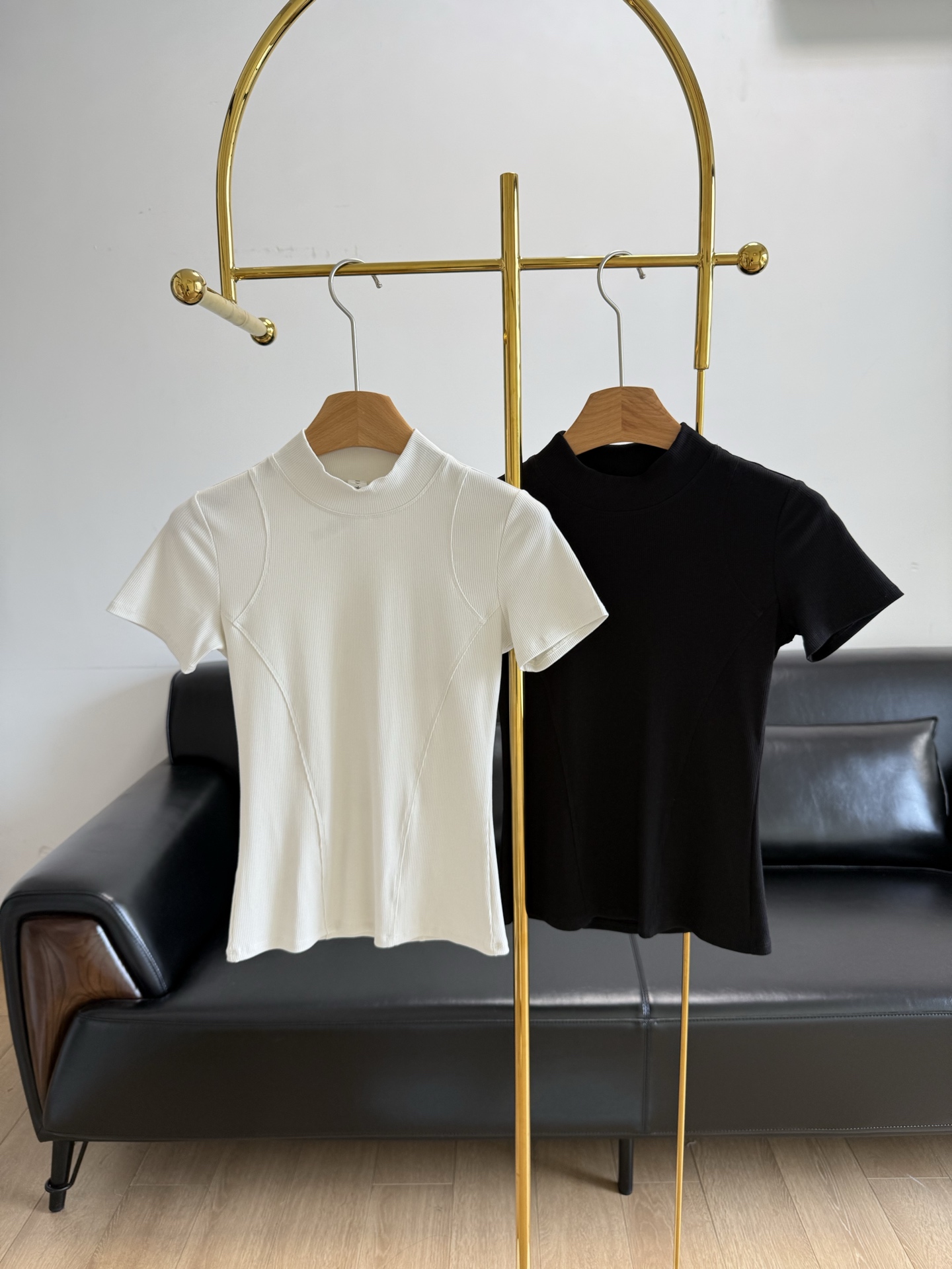 NO:330656,——Alo 25 spring and summer new turtleneck threaded elastic short-sleeved T-shirt, which uses elastic threaded cotton and is very elastic. The fabric is comfortable and can be handled with perfect details. The turning worker is smooth and delicate!  It is made of cotton fabric, with invincible soft and delicate texture, the upper body is comfortable and breathable, not stiff, and the overall feeling is rich in three-dimensionality!  !  Without a slight sense of restraint, the thread texture structure is very stable!  Slim fit, elastic ribbed, high fit on the upper body, comfortable and practical wear, and daily commute will not go wrong!  The interior and exterior are excellent, and the classic black and white colors are suitable for various dressing formulas. It is particularly worth mentioning. The paper man looks slim and extremely thin!  SML white black 2 colors, T-shirt,tees,t-shirt,alexander wang19860909——Alo 25春夏新款高领螺纹弹力短袖T恤 采用弹力螺纹棉弹力好 面料舒服任何身形都可以驾驭完美细节处理车工走线平整细腻！ 采用棉面料,柔软细腻质感无敌,上身舒适透气,不僵硬,整体有着丰富的立体感！！没有一丁点的束缚感,螺纹纹理结构非常稳定！ 修身版型,弹力罗纹,上身贴合度较高,舒适实穿、日常通勤都不会出错！内搭外穿都超赞,黑白经典两色适配各种穿搭公式 特别值得一说.纸片人的感觉显瘦绝绝子！ 码数sml 白色 黑色2色,,T-shirt,tees，t-shirt,alexander wang,Women's clothing