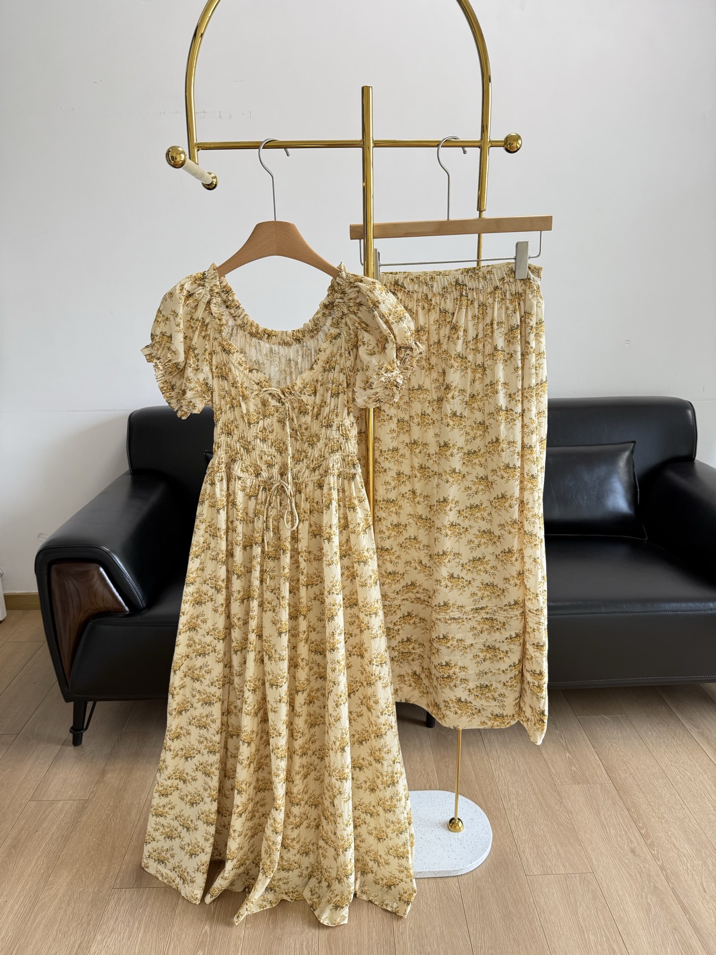 NO:330660,Dress Skirt DOEN French floral round neck long skirt/skirt. Summer is coming, just to wear all kinds of beautiful small skirts!  I would like to recommend this style as a vacation skirt. The color matching is bright and fresh. Whoever wears it is sweet and cute. It is made of cotton fabric!  The upper body does not collapse!  Soft and delicate!  Very textured, smooth and easy to manage!  This skirt is synonymous with gentleness, fresh and romantic, with a very considerate waist drawstring design. You can slim the weight as much as you want. The big skirt covers the flesh with a huge hem, and the pear-shaped figure can instantly turn into a paper piece. It is really a dress that doesn’t pick on the figure and doesn’t pick on people and wears a very concealed dress and looks white!  Special skin color, the upper body is so beautiful!  The color is very spring and the upper body is grand and beautiful!  Size sml dress 2 styles, skirts, alexander wang19860909连衣裙半裙 DOEN 法式碎花圆领长裙/半裙 夏天要来喽,就是要穿各种漂亮的小裙裙！ 这个款式我要推荐你们作为度假裙,配色明亮清新~谁穿谁甜美可爱没错~ 采用棉面料！上身不塌陷！柔软细腻！很显质感,垂顺度好,易打理！ 这条裙子简直是温柔代名词,清新又浪漫,腰部抽绳设计超贴心,想多瘦就多瘦,大裙摆巨遮肉,梨形身材也能秒变纸片人.真的是不挑身材不挑人穿的一款连衣裙很遮肉很显白！特别提肤色 上身真的美呆啦！颜色很春天上身大气又好看！ 码数sml 连衣裙 半裙2个款,,skirts,alexander wang,Women's clothing