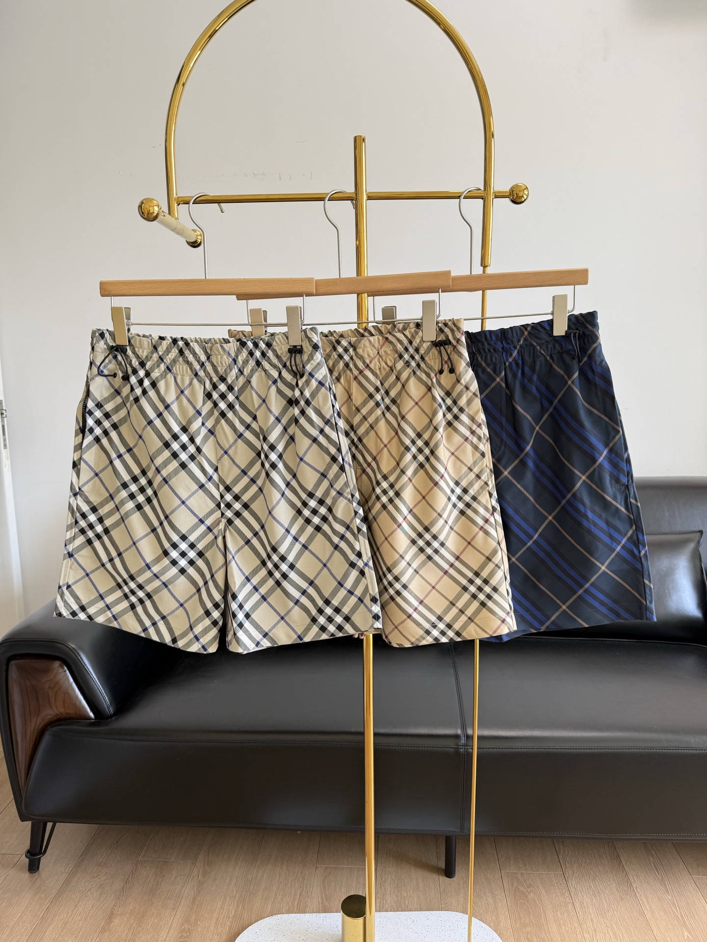 NO:334032,——BURBERRY Men's Clothing Twill Shorts is another top-notch style that cannot be missed. It is a must-have BUR plaid series shorts every year. The specifications, grades, design and matching capabilities of this item, I believe that anyone who has tried it will fall in love with it deeply!  !  This year, the new design is classic and simple, drawstring shorts, made of twill fabric, decorative with worsted Burberry plaid. It presents a regular style and is decorated with Equestrian Knight logo (EKD) decals. From the Burberry Classic Series, it interprets the essential styles of the wardrobe in a distinctive brand style. It uses polyester fiber, and the upper body is comfortable and breathable. All positioned and plaid cuts, and each piece of cloth is cut with pure hand plaid. Making one piece of fabric that will waste 2 pieces is very waste!  Every detail is strictly required and craftsmanship is everywhere!  It is more fashionable and sporty. The upper body is not only improved in terms of specifications and grades. The upper body is versatile and casual, novel and brilliant, allowing you to have a full sense of concave and convex shape. The best shorts item in summer!  !  The style of this model is also slim and three-dimensional cut style, and is made of signature fabrics. The comfort of the upper body is even better. It is not only more comfortable on the upper body, but also has a more attractive and fashionable feel, giving people a more advanced feeling!  !  No need for too much words, this checkered design is BUR's absolute evergreen style. No matter how many years it takes, this style will still be at the forefront of fashion and will never fall into the time!  !  S-XL, burberry, shorts, alexander wang19860909——BURBERRY 男装 格纹斜纹短裤 又是一款不可错过的极品款式,每一年都是必备的BUR格纹系列短裤,这种单品的规格,档次,以及设计跟搭配能力,我相信只要尝试过的人都会深深的爱上它！！ 今年新设计经典简约,抽绳短裤,选用斜纹面料打造,装饰精纺 Burberry 格纹.呈现常规版型,饰有马术骑士徽标（EKD）贴花.来自 Burberry 经典之作系列,以鲜明品牌风格诠释衣橱必备款式. 采用聚酯纤维,上身舒适透气.全部定位对格剪裁,每一块布用纯手工对格再剪裁,做一件会浪费2件的面料,非常废料！每个细节都要求严格 工艺无处不在！更显时尚运动气息,上身无论时规格还是档次都不止提升了一筹,上身百搭休闲,新颖出彩,让你尽情的凹凸造型感,夏季最佳的短裤单品！！ 此款的版型也是修身立体裁剪风格,配置招牌性的面料打造,上身舒适度更是出色,不仅上身更加舒适,并且更加具有看点跟时尚感,给人更加高级的感觉！！无需过多言语,这种格纹设计是BUR绝对的常青树款式,无论再过多少年,此款依旧会走在时尚的最前沿,永不落时！！ 码数S-XL,,burberry,shorts,alexander wang,Women's clothing