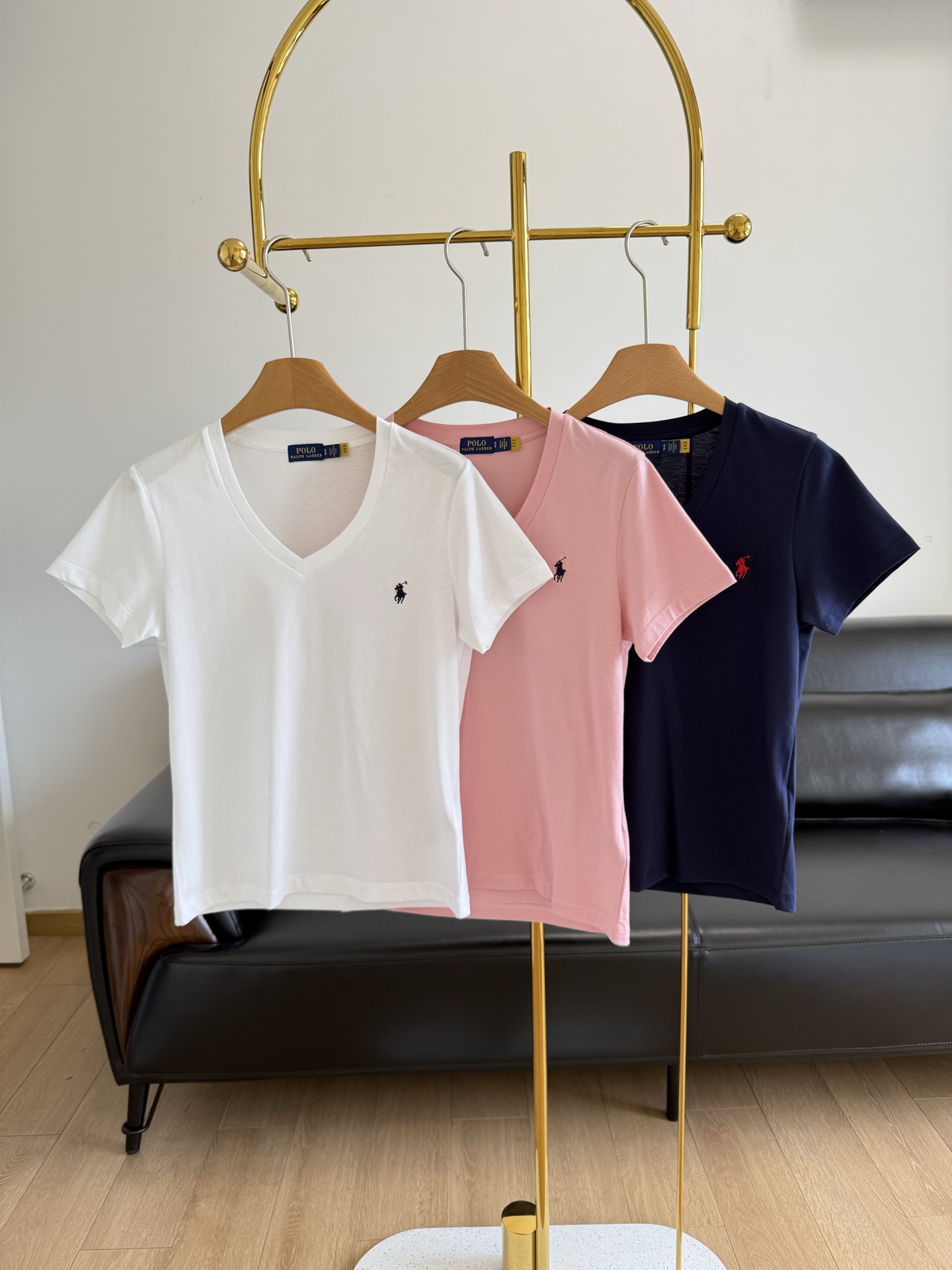 NO:335139,——♀Ralph Lauren/Ralph Lauren Women's Clothing Early Spring V-neck T-shirt If you haven't owned Ralph Lauren, it's best to start with this one, but it's basic and versatile!  The price is as affordable as ever. If you want to keep it yourself, you will be very rewarded. It is made of cotton pure cotton fabric, which is comfortable to wear and delicate and gentle to the touch!  The upper body is very comfortable, and the classic pony embroidery embroidery on the chest~ The collar is also more slimming, which can expose the shoulder and neck lines well, making it visually slimming and small face!  Even girls with a slim neck can have a swan neck. It is a great choice to wear a base alone, and the basic style is closed!  Raff’s short sleeves will never disappoint you, and you can easily wear them to express the extremely lazy feeling of Korean style!  All 3 colors can be closed and you can enter with confidence~ Code sml Blue White Pink 3 colors, loro piana, T-shirt,tees, t-shirt,alexander wang19860909——♀Ralph Lauren/拉夫劳伦女装 早春V领T恤 如果你还没有拥有过拉夫劳伦,从这个款入手最好不过,基础又百搭！价格一如既往的实惠超值,要自留的赶紧,自留送人都特别滴 采用棉纯棉面料,穿着舒适度高,触感细腻温柔！上身很舒服,胸口经典的小马标刺绣点缀～ 领领口也更加显瘦特别,能很好的露出肩颈线条从而视觉上显瘦显脸小！就算是肉肉脖子的女生也可以拥天鹅颈～单穿打底都是超棒的选择,基础款闭眼入！拉夫的短袖永远不会让你失望,轻松穿出韩里韩气的gao极慵懒感！3个颜色都可以闭眼放心入~ 码数sml 蓝色 白色 粉色3个色,,loro piana,T-shirt,tees，t-shirt,alexander wang,Women's clothing