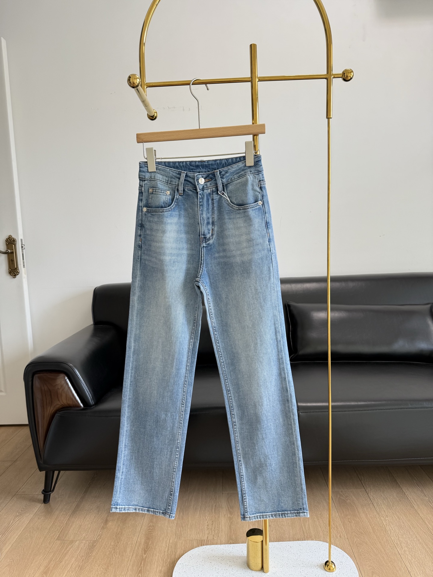 NO:326878,——The row The row The back pocket contrasting color straight-leg regular jeans give the fabric long-lasting and excellent anti-fouling performance. Environmentally friendly Turkish denim fabric has a super soft and glutinous touch, moderate elasticity, and zero sense of restraint on the upper body!  It has a very skin-friendly feel. It instantly sells low-quality products that become hard after wearing them a few times!  I fell in love with it at first sight. The fabric feels great. The style of this jeans is really great. The upper body hides the flesh in an instant!  Very nice!  What you want is this relaxed feeling for girls, choosing the right jeans style that suits their body shape is the key!  Recommended recommendations!  Covering, thick calves or not straight, the legs look perfect, so they look very slim, size s-xxl, jeans, alexander wang19860909——The row 后口袋撞色直筒常规款牛仔裤 赋予织物持久优异的防污性能 环保土耳其牛仔面料 触感超柔糯,松紧适度, 上身零束缚感！亲肤感很好. 秒杀市面穿几次就发硬的low货！ 一眼就爱上,面料手感超好,这款牛仔裤的版型真的很绝上身瞬间藏肉！超nice！要的就是这份松弛感对于女孩子来说,选对适合自己身材的牛仔裤版型是关键！推荐推荐！遮住 小腿粗或者不挺直 显得腿型完美所以非常显瘦, 码数s-xxl,,jeans,alexander wang,Women's clothing