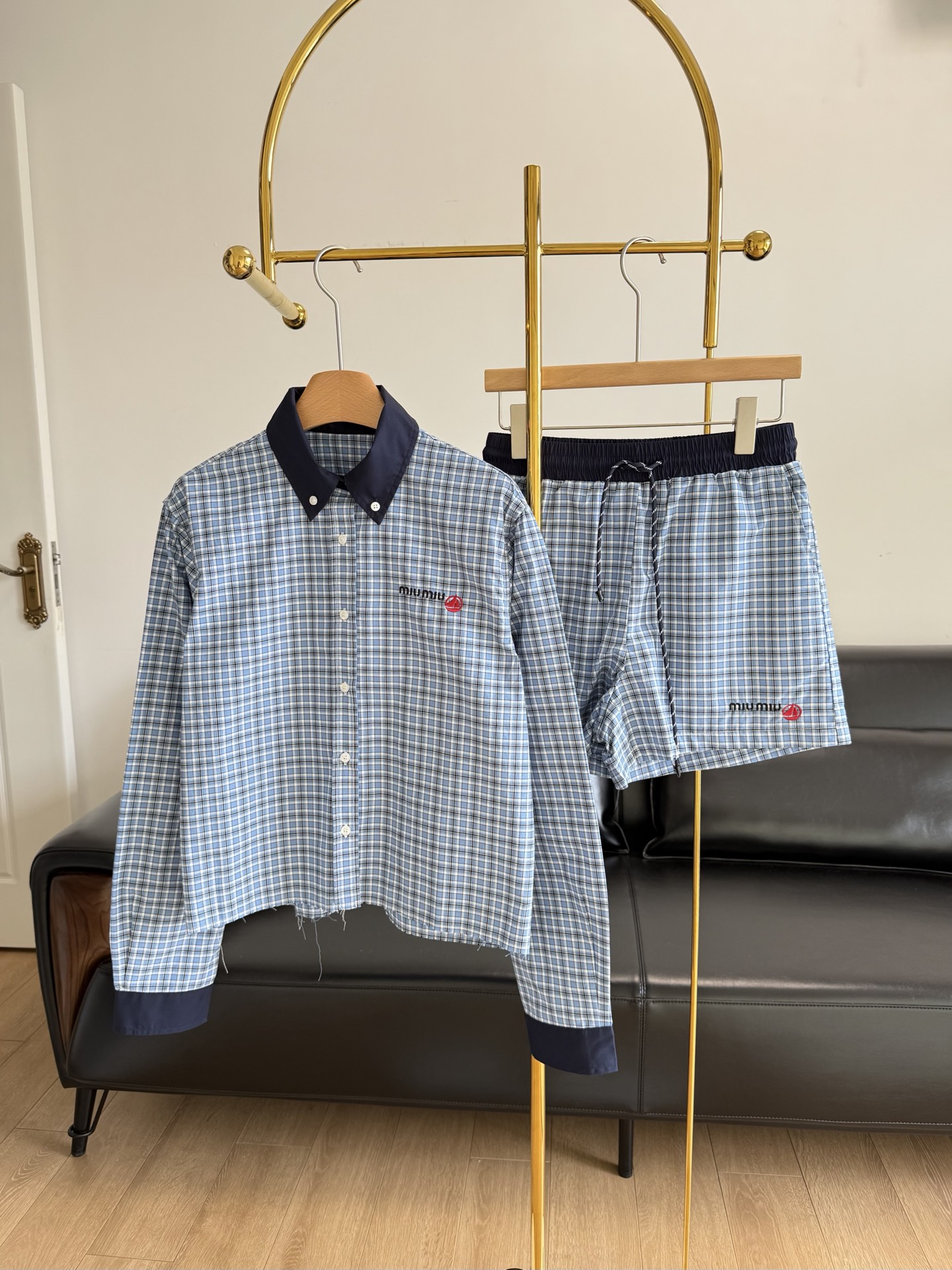 NO:326866,——miumiu 25-year spring and summer new college style blue plaid long-sleeved shirt suit Minimalist style French elegant lazy style, casual and fashionable! The style can be sweet and salty, age-reducing girlish style, versatile and versatile, top body looks slim and tall! The upper body is playful and cute, youthful and energetic. This college style patterned shirt and shorts suit, produced in high-end craftsmanship, undoubtedly interprets the charm of the college style to the extreme and becomes the favorite of those who pursue fashion and personality!  Minimalist style French elegant lazy style, casual and fashionable! It uses imported high-strength cotton, light and textured, and very delicate checkered ~ the material is very skinny!  It won’t be lying down without support. The shirt and shorts combination is simple and academic style. It is a very versatile item in spring and summer!  Create a highly recognizable retro college style outfit!  Walking on the street is full of attention!  It's nice to match casually!  Big recommendation!  The undeniable style has excellent upper body effect. It not only makes you look slim, but also cleverly modify the body lines, easily showing confidence and beauty!  code sml, miumiu, shorts,shirts,alexander wang19860909——miumiu 25年春夏新款学院风蓝色格子长袖衬衫套装 极简主义风法式优雅的慵懒风,休闲又时髦! 版型可甜可盐减龄少女风多种穿法百搭上身显瘦又高挑! 上身俏皮可爱,青春又活力 这款学院风格纹衬衫短裤套装,高版匠心出品,无疑是将学院风的魅力演绎到了极致,成为追求时尚与个性人士的心头挚爱！极简主义风法式优雅的慵懒风,休闲又时髦! 采用进口高支棉 轻而有质感 很细腻的格纹～料子很有骨感！不会趴着没有支撑度 衬衫短裤组合 简约又有学院风,春夏都是很百搭的单品！塑造极具辨识度的复古学院风穿搭！走在街上吸睛度满分！随意搭配就很nice！重磅推荐！不挑人的版型上身效果极佳,不仅显瘦,还能巧妙地修饰身材线条,轻松展现出自信与美丽！ 码数sml,,miumiu,shorts,shirts,alexander wang,Women's clothing