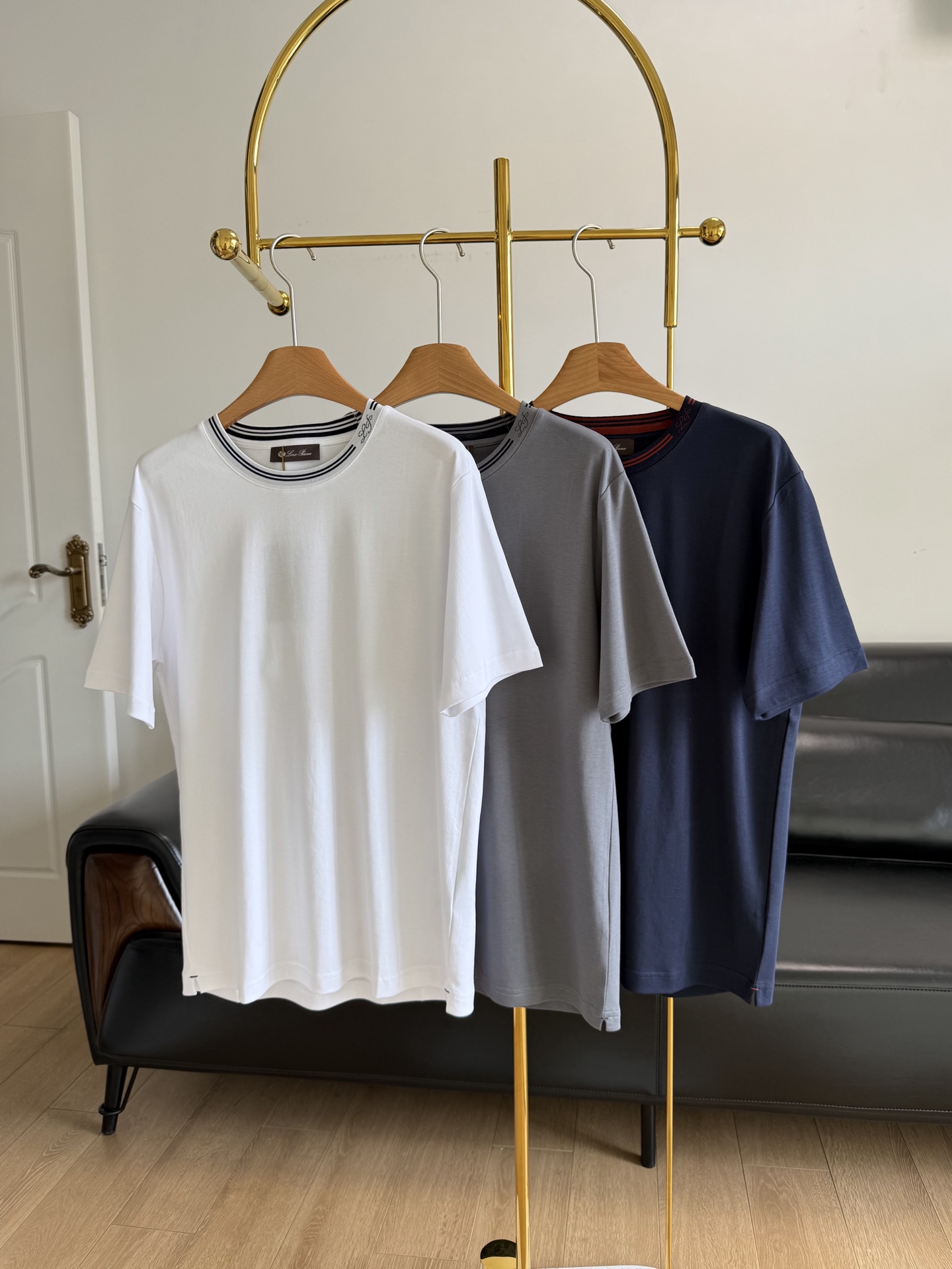NO:326872,——Loro Piana/Nuoyoupianya LP 25 new men's round neck embroidered T-shirt slim cotton base top T-shirt is always standard. A simple and neat T-shirt gives you enough matching space. The fabric has its own shiny feeling and feels super good!  Very warm satin luster, smooth, light, and wide, and not skin-fitting. The fabric is silky and skin-friendly. The whole short sleeve has a high number of yarn and thin, and the ceiling is full of. The striped contrasting collar design illuminates the overall fashion sense of the clothes, with outstanding details and can withstand pickyness!  T-shirts are the items with the highest upper body rate. In Lao Qian's photos, the most common item is the basic Tee. You can use the simplest basic Tee to match it with a different style, without being artificial and natural, and it looks very comfortable to look. Number m-xxl White gray blue 3 colors, loro piana, loro piana, T-shirt, tees, t-shirt, alexander wang19860909——Loro Piana/诺悠翩雅LP 25新款男士圆领刺绣T恤修身纯棉打底上衣 T恤是永远的标配 一件简单利落的T恤 给你足够的搭配空间 面料自带光泽感,手感超好！非常温润的缎面光泽,顺滑、轻盈挺阔不贴肤,面料丝滑亲肤.整件短袖的支数很高纱线很细,天花板了.  条纹撞色领设计点亮衣服整体的时尚感,细节感出众,经得起挑剔！T恤是上身率最高的单品.在老钱的照片中,最常出现的单品就是基础款Tee.可以用最简单的基础款Tee搭配出不一样的风格,不做作地随意自然,看着就很舒服. 码数m-xxl 白色 灰色 蓝色3色,,loro piana,loro piana,T-shirt,tees，t-shirt,alexander wang,Women's clothing