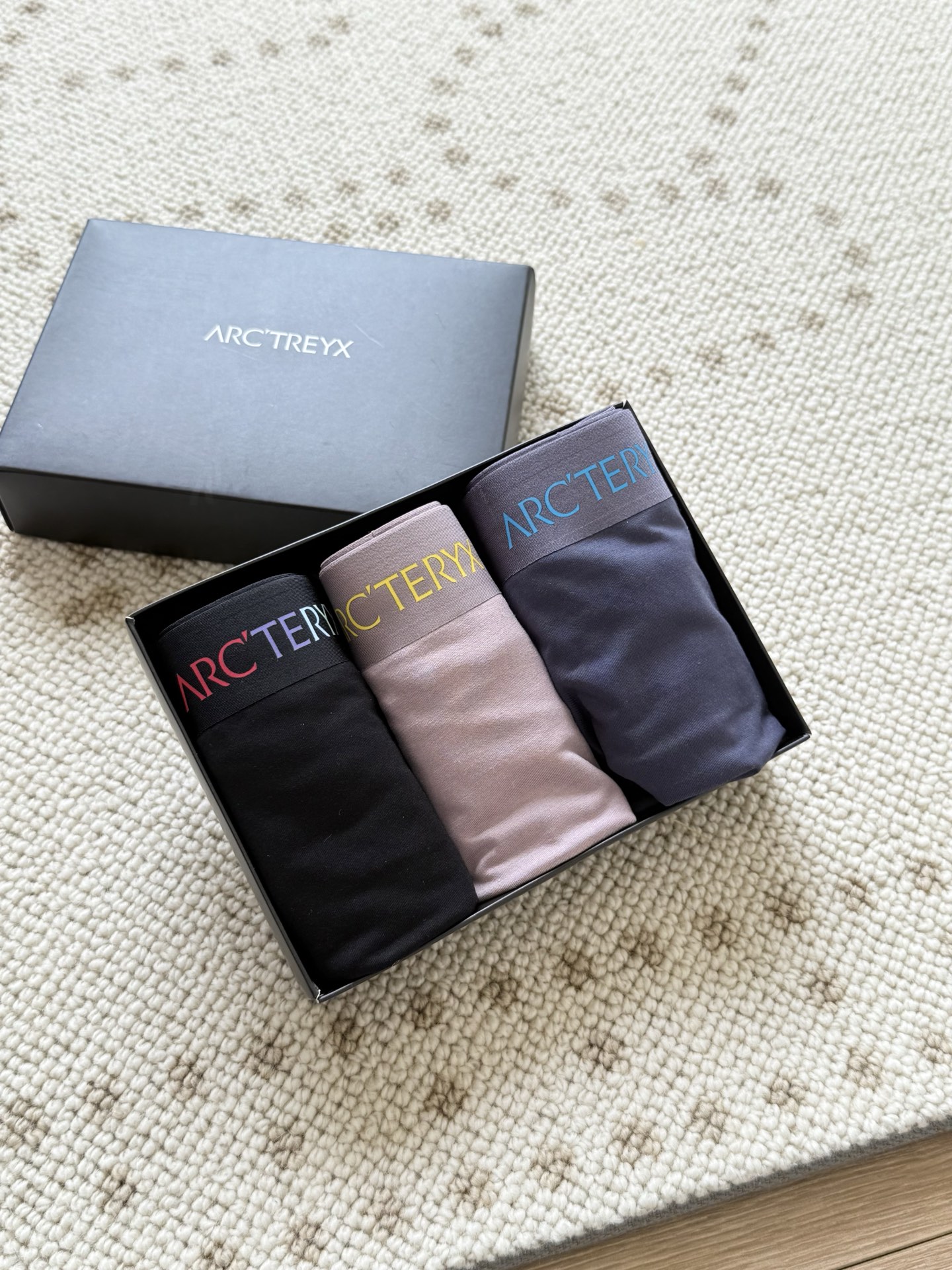 NO:326863,——Archaembrand Bird, men's modal comfortable and breathable underwear, a good thing you must keep for yourself. The feeling of getting it is different. The quality is not mentioned, the scientific ratio is super comfortable!  Styled!  Recycled cotton fabric, no pilling and no deformation, pay attention to the details of tailoring, the advantages are three-dimensionality and comfort, three packs in one box, L-code suitable for 95 to 120 catties, XL-code suitable for 120 to 145 catties, XXL-code suitable for 145 to 165 catties, 3XL-code suitable for 165 to 190 catties, arc'teryx, alexander wang19860909——始祖鸟 男士莫代尔舒适透气内裤 绝对要自留的好东西 拿到手的感觉就是不一样,品质没的说,科学配比,超级舒适！有型！ 再生棉面料,不起球不变形 注意剪裁的细节 优点在于立体感和舒适度 一盒三条装 L码合适95到120斤 XL码合适120到145斤 XXL码合适145到165斤 3XL合适165到190斤,arc'teryx,alexander wang,Women's clothing