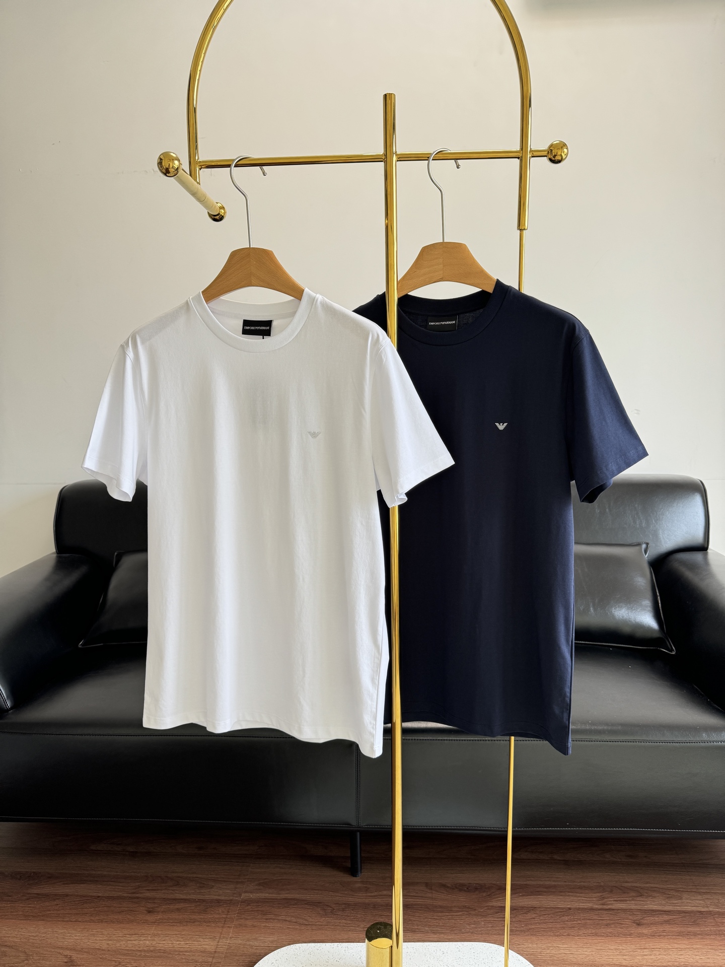 NO:327624,(One box and two pieces) - EMPORIO ARMANI logo printed T-shirt Gift box packs one box and two pieces!  I made money by buying it. It is a simple and yet bright style!  70 Lessel fiber 30 cotton, the feel is extremely smooth and delicate, without any roughness. It is more comfortable, breathable, not stuffy, non-stick, dry and comfortable, and has a good experience on the upper body. There is a wavy little eagle logo on the chest with three-dimensional print that is durable and high-end~ It looks simple but can also give it a tone!  The right length is very good!  You can put it in your pants or put it outside, and you can handle any pants you want!  All-match!  Code s-xxl white blue 2 colors, Armani,armani,tees,t-shirt,alexander wang19860909(一盒两件)——EMPORIO ARMANI/阿玛尼 logo印花T恤 礼盒装一盒两件！买到赚到了 属于那种简约又不失亮点的款！ 70莱塞尔纤维30棉,手感极为顺滑细腻,无任何粗糙感.着身更为舒爽透气不闷热 不粘腻♂ 干爽舒适 上身体验感佳 胸前有波状小鹰标logo立体印花耐看高级~ 就是那种看着简单 但是又能穿出腔调感！ 恰到好处的长度搭配度很高！可以扎进裤子穿 也可以放在外边,随意配什么裤子都能妥妥驾驭！百搭百搭！ 码数s-xxl 白色 蓝色2个色,,armani,armani,tees，t-shirt,alexander wang,Women's clothing