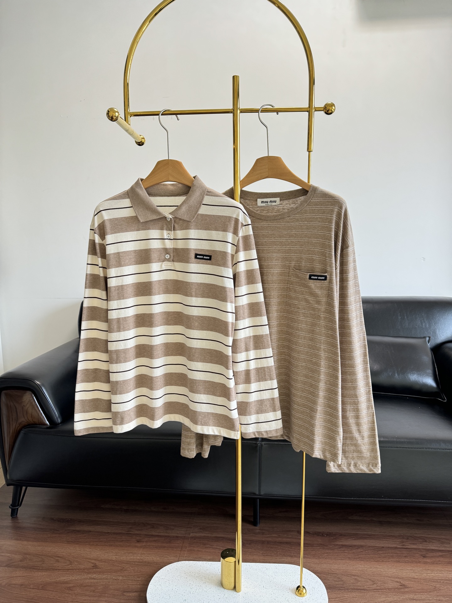 NO:327627,Polo shirt long sleeves miumiu striped polo long sleeves. It’s great to wear no matter how you wear it, it’s worth keeping it!  The vibrant retro stripes contrasting colors, the intellectuals’ outfits are beautiful in single-only layering. Who can refuse miu?  It is made of pure cotton fabric!  Huge soft and light!  Skin-friendly and breathable, allowing you to feel extremely comfortable~ polo long-sleeved three-button design!  The placket is a three-pin button, and the original color deep-sea white butterfly button is natural in texture, with an elegant and soft gloss!  It is the sense of detail of a luxury brand, it is really high-end~ The chest is decorated with MIU home-woven logo decoration!  The style is very stylish and is a loose and not picky person!  Overall, it is a handsome and lazy feeling. It is very good to wear single products, single or inner layered, and it is very soft and light, and it is completely unrestrained when worn close to the body. Size sml, miumiu, alexander wang19860909polo衫长袖 miumiu 条纹polo长袖 怎么穿都很赞很值得自留！ 活力满满的复古条纹撞色,知识分子穿搭单穿叠搭都绝美 谁能拒绝miu呢？ 采用纯棉面料！巨软巨轻盈！亲肤透气,让你感受到无比的舒适～ polo长袖三粒扣子设计！门襟是三粒扣开合,原色的深海白蝶贝纽扣纹理天然,光泽度典雅柔和！是奢牌的细节感,真的贼高端~ 胸前饰有MIU家织标装饰！版型非常有腔调、属于宽松不挑人的存在！整体就是帅气慵懒的感觉了,爆款单品,单穿或者做内搭叠穿都很好的,特别柔软轻盈,贴身穿完全无束缚感. 码数sml,,miumiu,alexander wang,Women's clothing