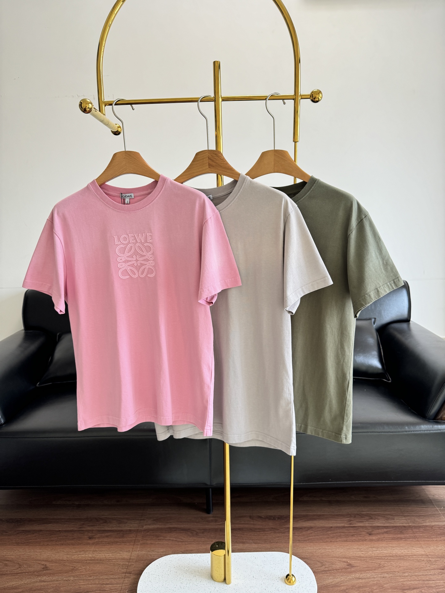 NO:327638,——LOEWE Loewe's old embroidery short sleeves fixed dyeing 50 flat-patterned double-strand stir-fried fabrics, fixed weaving and dyeing. The fabric is fried to make it old, and the original color modulation is used to make the clothes evenly wash until each piece of clothes presents a retro effect. The embroidery uses 3D three-dimensional embroidery, and the low-process patch adhesive makes it difficult to wear when washing the clothes, and it also increases the comfort of the upper body of the clothes. The chest is decorated with laser-cut LOEWE Anagram decals, loose fit, ceiling level!  embroidery!  Fabric!  The craftsmanship is not picky, the overall feel of the fabric is crisp and soft, but also soft~ Size sml gray pink green 3 colors, loewe, loewe, T-shirt, alexander wang19860909——LOEWE 罗意威做旧刺绣短袖 定染50支平纹双股炒色面料,定织定染.面料炒色做旧,以原版色调制为准让衣服均匀洗到每一件衣服呈现出复古效果. 刺绣采用3D立体刺绣,工艺低部贴布粘胶使衣服洗水时不易磨破,同时也增加了衣服上身的适舒度. 胸前饰有激光切割LOEWE Anagram 贴花 宽松版型,天花板的级别！刺绣！面料！工艺都不可挑剔,面料的整体摸起来是有手感有挺括感 但是也柔软～ 码数sml 灰色 粉色 绿色3色,,loewe,loewe,T-shirt,alexander wang,Women's clothing