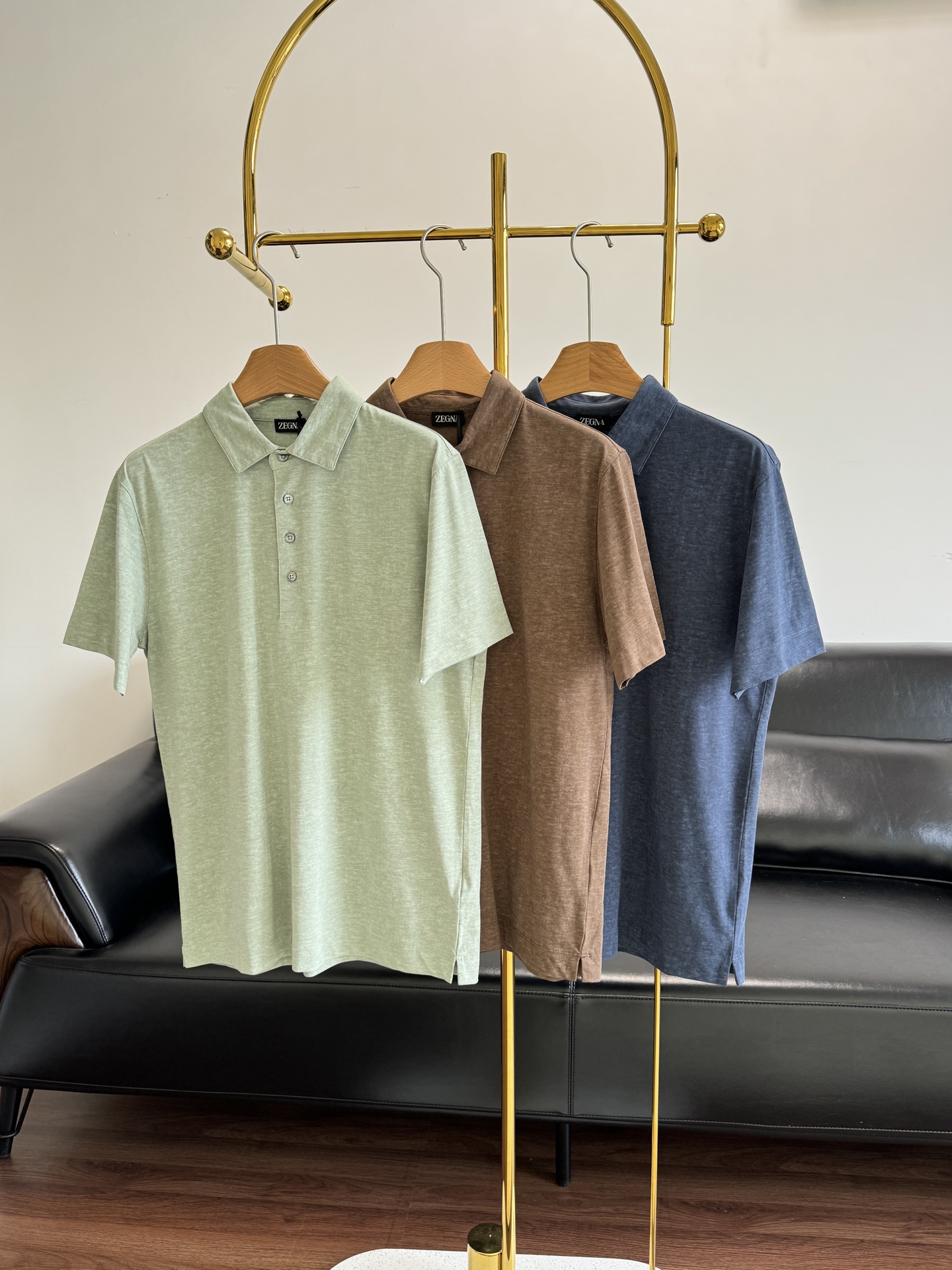 NO:327630,——zegna Zenia Men's Polo shirt short-sleeved This is definitely the most special and most powerful piece in men's polo!  !  Elegant gentlemanly and fashionable!  It is made of cotton fabric, extremely comfortable!  With a silky feeling!  Favorite fabric in summer!  It is wear-resistant, wrinkle-resistant and hot, and it refuses to sweat. It has excellent moisture absorption performance. The natural white button design with a colorful and shiny feel is extraordinary. The four-grain button design adds a bit of casualness to the regular POLO shirt, and there is more choice!  !  This summer, one must have for every color~ The color matching is light and simple, and the overall shape is particularly layered!  It is easier to wear than you think. You can control it in any occasion. You must arrange this when you don’t know what to wear!  A versatile artifact!  Code number m-xxl green brown blue 3 colors, zegna, T-shirt, alexander wang19860909——zegna杰尼亚 男士Polo衫短袖 这款绝对是男装polo里面 最特别最能显示老钱气质的一件！！ 儒雅绅士又时尚！ 采用棉面料,无比舒服！带有丝滑的感觉！夏天最爱的面料！ 耐穿又抗皱免烫,拒绝闷热流汗,吸湿性能特别好,门襟天然带有炫彩色亮泽感的白贝纽扣设计,质感非凡, 四粒纽扣设计给常规的POLO衫增添几分休闲,多一种选择！！这个夏天每色必备一件~ 配色轻熟简约,整体造型特别有层次！比你想象的还要好穿,无论什么场合都可以驾驭,不知道穿什么的时候一定要安排这件！百搭神器！ 码数m-xxl 绿色 咖色 蓝色3色,,zegna,T-shirt,alexander wang,Women's clothing