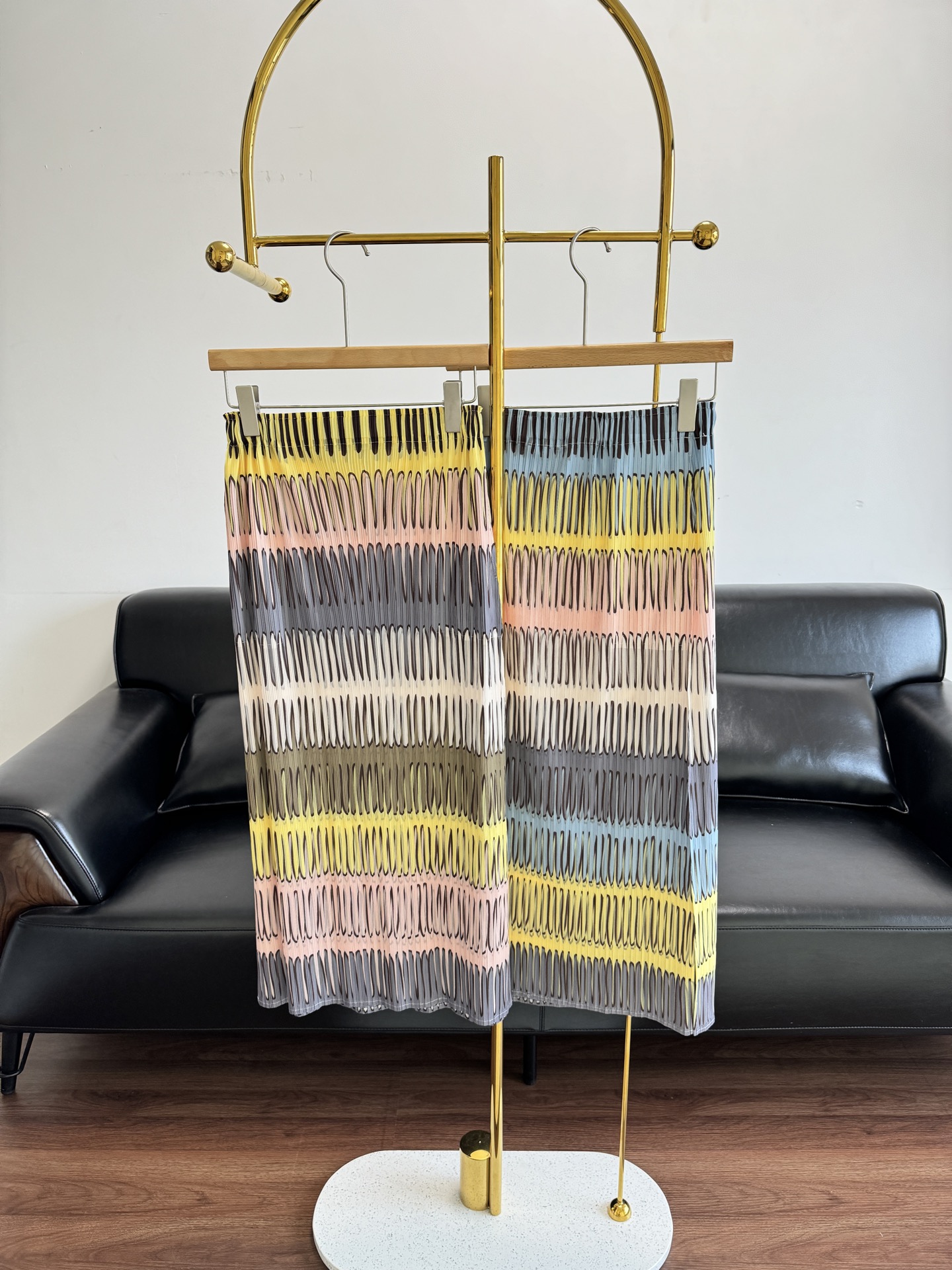 NO:327634,——Miyaya Ichisaki pleated striped skirt. A very gentle striped skirt, suitable for summer outfits, with a new Chinese atmosphere, covering the flesh to make you look slimming in the TV series~ The color and style are nothing to say. It is very gentle, and it is very fresh when you match it. It has the feeling of not getting tired of watching it no matter how you look at it! The contrasting color print is very cool and pleasing to look at!  !  Very layered!  Very attractive and printed design!  The front and back are basically the corresponding ones!  It is made of composite fiber fabric, which has a special texture!  The advantage of not wrinkling is too prominent. You can just rub your suitcase when you travel on business and put it in and don’t take up space and wear it out. It’s very convenient, and it’s very cool to wear in summer!  It adopts a special high-temperature pleated process, with wrinkles and three-dimensional and stylish!  With the unique satin feel of the fabric itself, the whole skirt looks like a waterfall!  Great elasticity!  You can wear it if you are fat and thin!  Number of numbers (85-140 jin), isseymiyake, skirts, alexander wang19860909——三宅一生褶皱条纹半裙 很温柔的条纹裙,适合夏天的穿搭有新中式的氛围感,遮肉显瘦电视剧里的白月光穿搭～ 颜色和版型没话说 很温柔,搭配起来非常清新 有怎么看都看不腻的那种感觉! 撞色印花很清凉很耐看！！ 层次感很足！很耐看的也印花设计！ 前后基本是对应的！ 采用复合纤维面料, 特别有质感！不会皱的优点太突出了 出差旅行随意一揉放行李箱 也不占地方拿出来就穿 非常方便,而且夏天穿很凉快！ 采用高温特殊压褶工艺, 一道道坑条褶皱,立体有型！ 配合面料本身特有的缎面感, 整条裙子看起来如瀑布般垂坠！ 弹力巨大！胖瘦都可以穿！ 码数均码（85-140斤）,,isseymiyake,skirts,alexander wang,Women's clothing