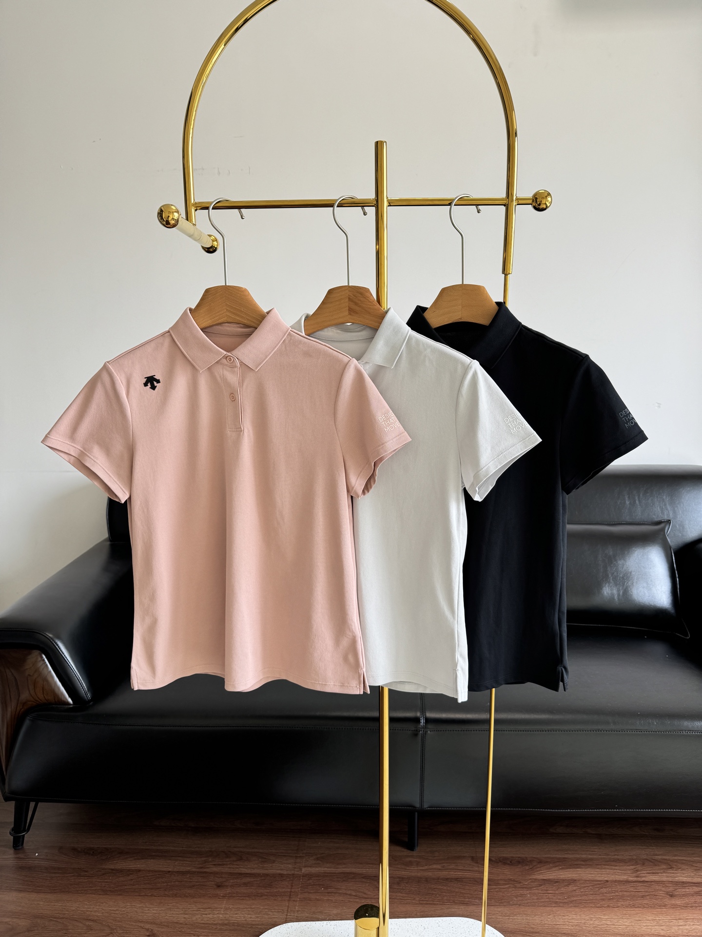 NO:412526,——DESCENTE WOMEN’S TRAINING series women’s quick-dry short-sleeved new POLO shirt is made of two-component yarn, which is durable, the fabric has a light and flexible touch and soft touch, moisture-absorbing and sweating, refreshing and breathable, and can get rid of the sweat-wetting and sticky feeling after exercise. The fabric has good elasticity, and the style cut highlights the sports spirit, and has a comfortable wearing experience better than cotton. The style fabric is nothing to say. This is a polo with a collar, so it is especially recommended to buy a baby who plays golf!  Functional styles are very suitable. You can try this one when commuting to work. It is simple and simple decoration~ full of high-end feel, and redefine sports elegance with one. The DiSant smart POLO shirt helps you to perfectly balance strength and beauty. Easily unlock the seamless charm of 'stadium-working-social'!  Code number m-xl black pink white, T-shirt,alexander wang19860909——DESCENTE迪桑特WOMEN’S TRAINING系列女士速干短袖新款POLO衫 采用双组分纱线构成,经久耐用,面料触感轻盈柔韧且触感柔软,吸湿排汗,清爽透气,可摆脱运动后的汗湿粘滞感,面料具有良好的伸缩性,版型剪裁凸显运动精神,拥有优于棉质的舒适穿着体验. 版型面料都没话说,这款是polo 有领子所以尤其推荐打高尔夫的宝宝入手！功能性 款式 都很适合 上班通勤都可试试这件,简简单单装饰～高级感拉满, 用一件重新定义运动优雅 迪桑特智慧型POLO衫 助妳在力量与柔美间完美平衡 轻松解锁「球场-职场-社交」无缝魅力 ！ 码数m-xl 黑色 粉色 白色,,T-shirt,alexander wang,Women's clothing