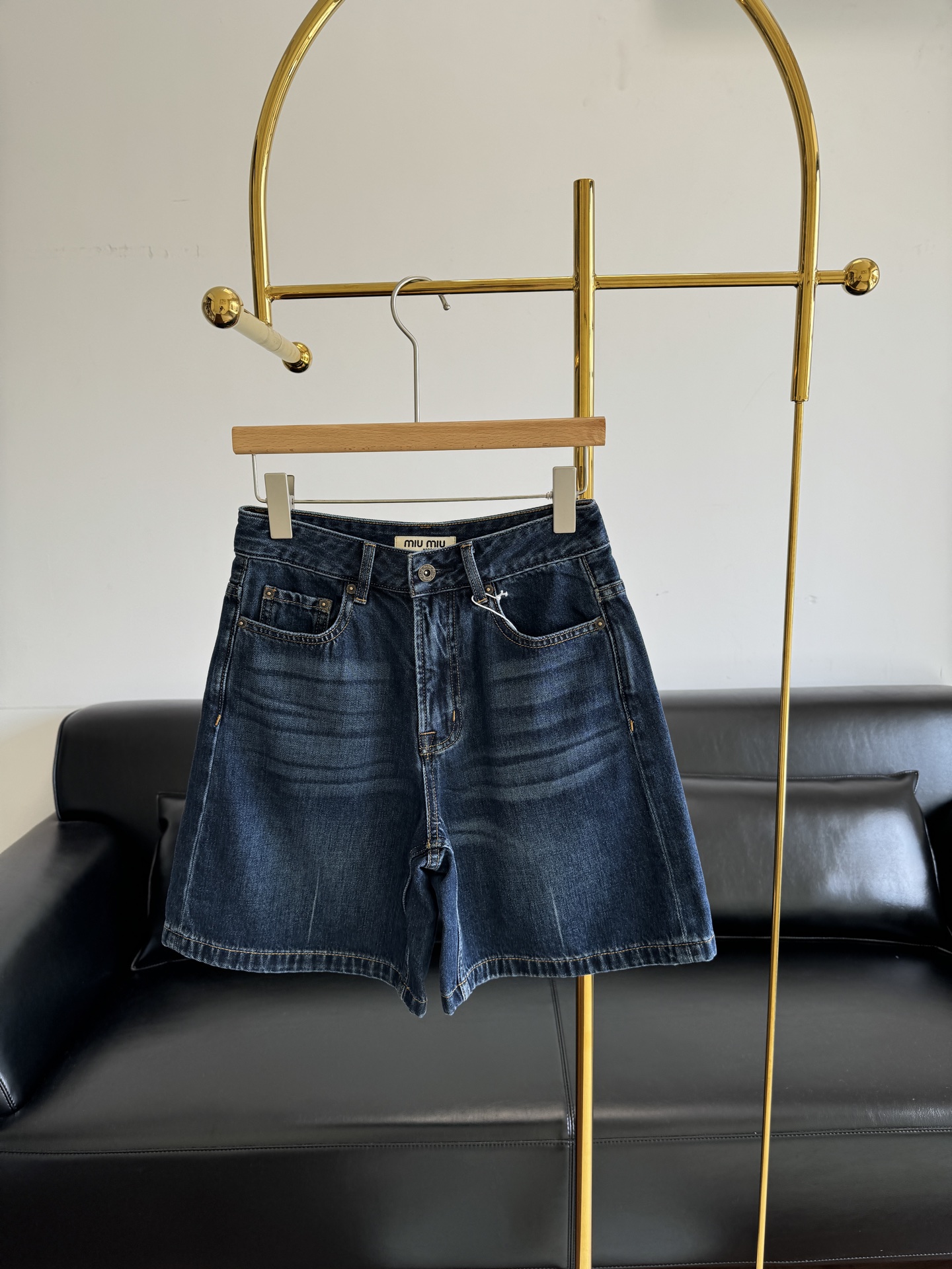 NO:446221,——miumiu New letter embroidered denim five-point shorts. It is lazy and has a must-have series for long-term sexual outfitting. The fashionable and easy-to-wear denim shorts are really YONG's outdated items~ Use pure cotton fabric, with clear texture on the cloth, soft and crisp texture, NAI wear and durable and easy to manage, and it absorbs moisture and breathable in daily wear, and can be felt by your hands!  !  Excellent quality!  !  The letter logo on the back hip is embellished in the pocket to highlight the fashionable style. The high-waist design highlights the slender waistline, and the waist-hip ratio is optimized. The loose trousers are comfortable and comfortable to wear, and the upper body covers the hips and makes you look slim. It can easily wear a good proportion. It looks good if you wear it casually~♀ 25-30,,miumiu, shorts,alexander wang19860909——miumiu 新款字母刺绣牛仔五分短裤 慵懒范儿十足长期性穿搭主义必入系列,时尚又好穿的牛仔短裤,真的是YONG不过时的单品~  选用纯棉面料,布面纹理清晰,质地柔软不失挺括,NAI磨耐穿易打理,日常穿着吸湿透气,亲肤舒适拿到手就能感受到了！！品质杠杠的！！ 后臀字母徽标点缀于口袋处突出时髦风格,高腰设计凸显纤细腰线,同时优化腰臀比例,宽松的裤筒穿着舒适自在,上身遮胯显瘦,轻松穿出好比例 ,随便一搭就很好看~♀ 码数25-30,,miumiu,shorts,alexander wang,Women's clothing