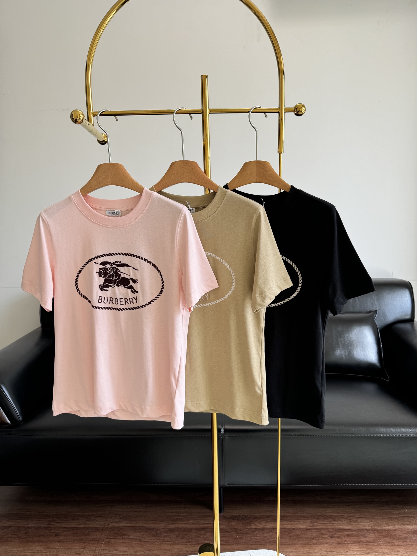 NO:415895,——burberr* round neck embroidered war horse T-shirt The pure cotton high-subscribed fabric has a very comfortable touch. It is slightly elastic and gives a slim visual effect. The chest is embroidered with the war horse logo embroidered with embroidered patterns. The brand's own fashion sense is instantly revealed. Create a casual and empty inner layer at will and is stylish!  The style is simple and elegant, and it is not picky about the figure. It is very outstanding when wearing it alone or layering it. Whether it is walking on the street or attending casual parties, it can easily become the focus and make you feel fashionable!  Regardless of style or workmanship details!  !  !  Break the usual stereotype of short-sleeved sleeves!  I like the low-key and luxurious eyes closed!  SML Pink Khaki Black, Burberry, T-shirt,tees,t-shirt,alexander wang19860909——burberr* 圆领刺绣战马T恤 纯棉高支数面料的触感极为舒适.略带有弹力 呈现显瘦视觉效果 胸前点缀战马徽标刺绣图案装饰 品牌自带的时尚感立现 随心打造休闲空内搭都出彩时髦！ 版型简约大方,不挑身材,单穿或叠搭都很出彩.无论是漫步街头,还是出席休闲聚会,它都能让你轻松成为焦点,时尚感拉满！不论款式还是做工细节！！！打破短袖一贯的刻板印象！喜欢低调奢华的闭眼冲！ 码数sml 粉色 卡其 黑色,,burberry,T-shirt,tees，t-shirt,alexander wang,Women's clothing