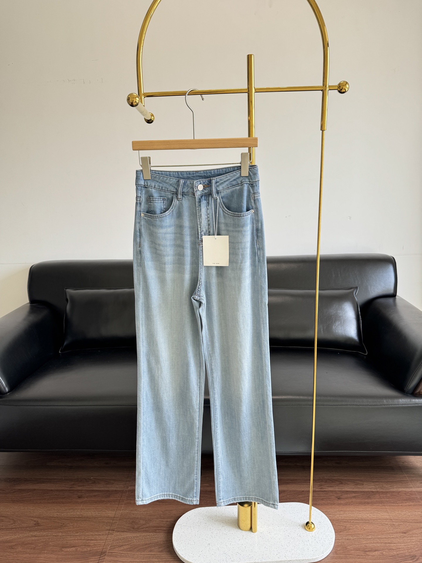 NO:413645,——The row Ultra-thin cool air-conditioning pants Tensi jeans Thin and soft in summer Air-conditioning-grade jeans containing silk tensi are invincible cool body feel!  The soft and non-elastic summer drooping feels the most good anti-wrinkle and cool feeling silk tensile fabric denim fabric is a walking air conditioner!  Cotton + Tensil, silky, comfortable and hygroscopic, effectively nourishes the skin, silky, comfortable and visual enjoyment, cool body and very breathable, so the cool air-conditioning pants give people a dry, smooth, comfortable and cool feeling, and is also conducive to preventing the occurrence of skin diseases such as eczema and itchy skin. Paired with a short top, everyone has invincible long legs!  One must be collected in summer!  The devil is washed with nostalgic water, the color is very good and the control is in place!  The denim material is very soft and so comfortable to wear!  A good denim is to be durable and comfortable!  The expensive fabric of the cool air conditioner pants is the soul of the pants. The cool air conditioner of walking is born for midsummer. The cool air conditioner pants are made of liquid spitting out by silkworms. They are natural protein molecular compounds. They not only have good hygroscopicity, but also have good warm and breathable properties. In a humid environment, dry silk can absorb moisture, absorb sweat and metabolites excreted by the human body, take away the heat of the human body, keep the skin clean, and prevent bacteria from growing on the human skin: In a dry environment, silk that absorbs sweat can also release wet and sweat, codes s-xxl, jeans, real silk, alexander wang19860909——The row 超薄凉感空调裤天丝牛仔裤 夏季薄软 含有真丝天丝的空调级牛仔裤 无敌凉爽体感！柔软无弹力夏季垂最感非常好的抗皱凉感真丝天丝面料牛仔这面料就是一个行走的空调！ 棉+天丝 ,触感丝滑 舒适吸湿性 有效滋养肌肤 丝绸般舒适 舒适视觉享受 体感清凉,非常的透气,所以凉感空调裤的服装给人干燥滑爽、舒适凉快的感觉,而且还有利于防止湿疹、皮肤瘙痒等皮肤病的产生. 搭配一件短打的上衣 人人都是无敌大长腿！ 夏季一定要收的一款！ 采用怀旧水洗牛仔, 颜色很好看 把控到位！ 牛仔料子很柔软,太舒服好穿拉！ 好的牛仔就是要耐造又舒服！ 凉感空调裤贵价面料才是裤子的灵魂 行走的空调凉感,为盛夏而生,凉感空调裤是由蚕宝宝吐出的液体凝固而成的,是天然的蛋白质分子化合物,不仅具有良好的吸湿性,还有良好的放温透气性.在潮湿的环境中,干燥的蚕丝可以吸收潮气,吸收人体排出的汗水和新陈代谢物,带走人体的热量,保持皮肤清洁,避免细菌在人体皮肤上滋生:而在干燥的环境中,吸收了汗水的蚕丝又能放湿、排汗, 码数s-xxl,,jeans,real silk,alexander wang,Women's clothing
