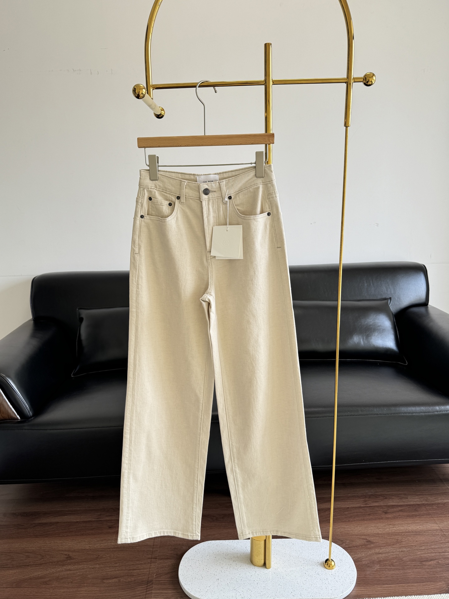 NO:452231,——the row wide-leg regular jeans. A very high-end jeans are very soft!  Very soft!  Very soft!  A genuine imported Turkish long lint cotton!  I really appreciate the comfort level!  !  Imported by Türkiye, the king of soft and glutinous!  It's so comfortable. There must be such a thing in spring and summer!  !  A large straight and high waist, the perfect style is the soul of a good pair of pants. The blessing of a pear-shaped girl looks slim, looks taller and her legs look longer!  The pants are loose but the upper body is very neat. You can wear them regardless of curling the edges or putting them down. You can wear them with small and tall people!  25-30 yards, jeans,alexander wang19860909——the row 阔腿常规款牛仔裤 很高级的一款牛仔裤很软！很软！很软！正儿八经的进口土耳其长绒棉！舒适度真的服气！！ 土耳其进口,软糯之王！太舒服了 春夏季一定要有这么一条的！！ 大直筒高腰,完美的版型是一条好裤子的灵魂所在,梨形身材妹子的福音显瘦 显高 显腿长！ 裤型是宽松的 但上身却很利落, 无论卷边还是放下来穿都可以,小个子高个子统统可以穿！ 码数25-30,,jeans,alexander wang,Women's clothing