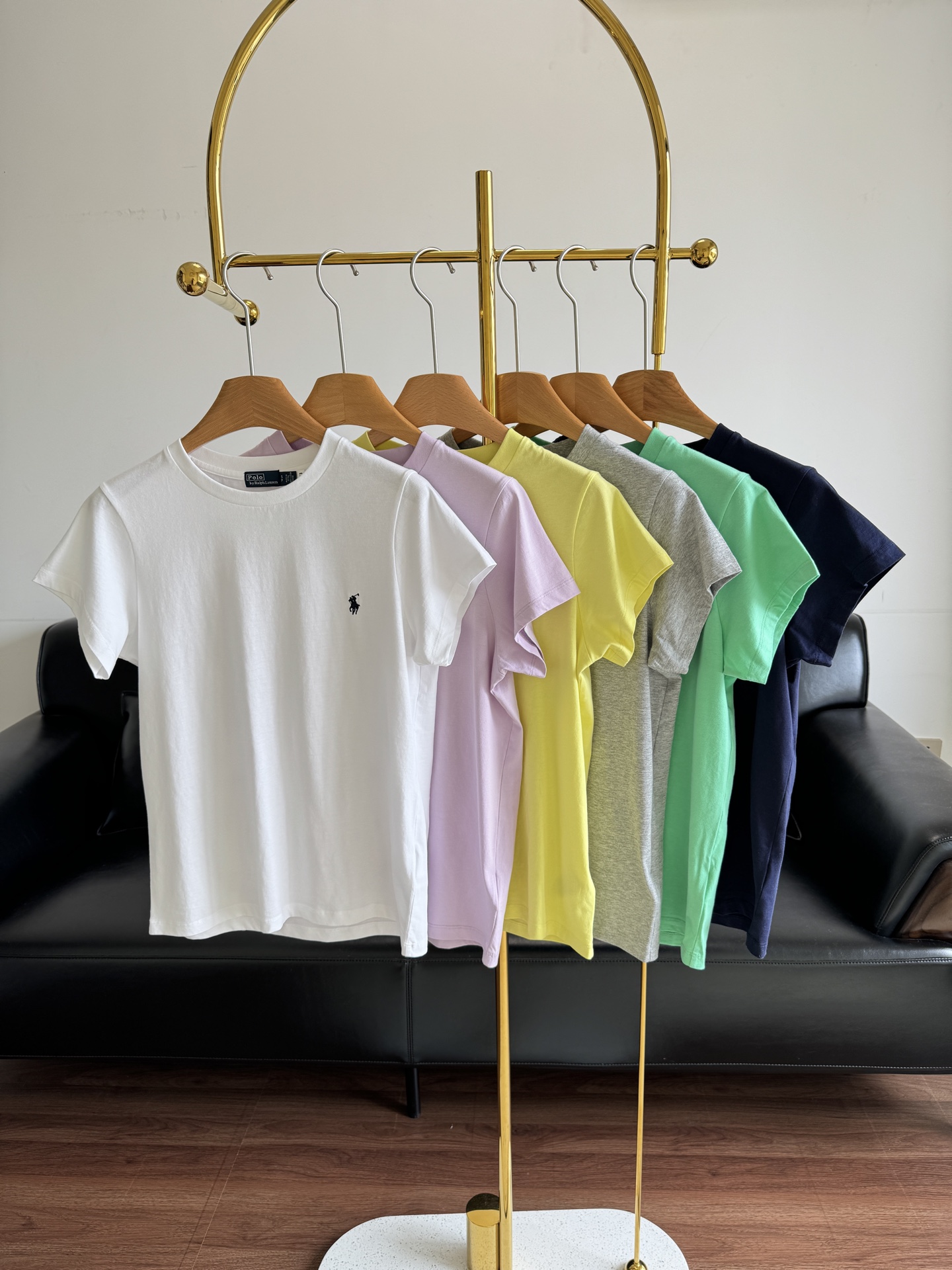 NO:416586,——♀Ralph Lauren/Ralph Lauren Women's Clothing Six Color Pony Embroidered T-shirt Every color is fried chicken and looks good. The next various festivals and holidays are about to start a beautiful summer!  !  The colorful spring is given by Raf!  How can spring be without colorful!  Sure enough, the RL color scheme will never disappoint me, RL girls should wear it!  The fabric is made of high-quality pure cotton fabric, and it is well-controlled in terms of the delicate touch, weight and drape. If you have not owned Raf Lauren, it is best to start with this model, but it is basic and versatile!  From details to tailoring, the high-end feel in the bones is really good no matter how you wear it!  Count sml Navy blue Green Yellow White Purple Gray 6 colors, Loro piano, Tees, t-shirt, alexander wang19860909——♀Ralph Lauren/拉夫劳伦女装 六色小马刺绣T恤 每个颜色都炒鸡好看接下来的各种节日假期又要开始啦～穿上它开启美美夏天！！ 彩色的春天是拉夫给哒！春天怎么可以没 有五颜六色呢！果然RL的配色永远不会让我失望,RL女孩们都穿起来吧！ 面料采用优质纯棉面料材质,无论从面料触感细腻程度,克重及垂坠感等方面都是拿捏得恰到好处,如果你还没有拥有过拉夫劳伦,从这个款入手最好不过,基础又百搭！从细节到裁剪,自带骨子里的高级感,真的是怎么穿都好看！ 码数sml 藏蓝色 绿色 黄色 白色 紫色 灰色6个色,,loro piana,tees，t-shirt,alexander wang,Women's clothing