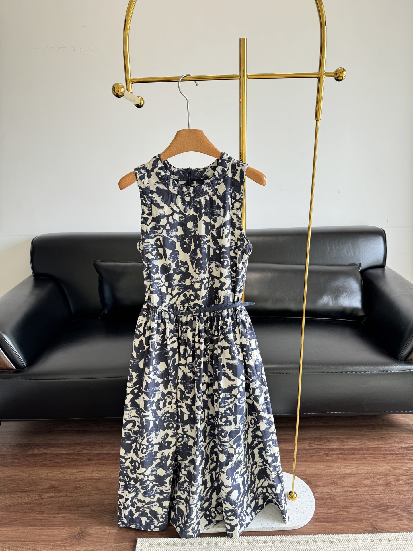 NO:415028,——MaxMara 2025 spring and summer new women's clothing, ink-printed dress, this ink-printed dress, which one understands!! Wearing it is simply a 'walking artwork'. Ink-splashing brushstrokes to smudge the abstract painting on the cotton poplin, every ink mark is a unique poetic track~ The essence of French commuting is just right, light and high-stack combed cotton fabric!! The hand feels soft and enjoys delicate and comfortable texture thin but not transparent!! Anti-wrinkle! Easy to take care of! You can imagine that this is the best piece to make a vacation!! Wearing alone/width cardigans is all instant kills. The effortless chic that French women know best A soul-friendly dress is better than ten hits. Number 34 36 38 40,,skirts,alexander wang19860909——MaxMara2025春夏新品女装 泼墨印花连衣裙 这件泼墨印花裙把法式浪漫穿身上 谁懂呀!!穿上它简直就是「行走的艺术品」泼墨笔触在棉府绸上晕染出抽象画作每一道墨痕都是独一无二的诗意轨迹~法式的通勤精髓拿捏得恰到好处 轻盈高支精梳棉面料!!手摸上去柔软尽享细腻舒适质感薄而不透!!抗皱!易打理! 已经能想象到度假出片最佳就是这条了!! 单穿/搭薄开衫都是秒杀 法国女人最懂的effortless chic 一件有灵魂的连衣裙胜过十件爆款 码数34 36 38 40,,skirts,alexander wang,Women's clothing