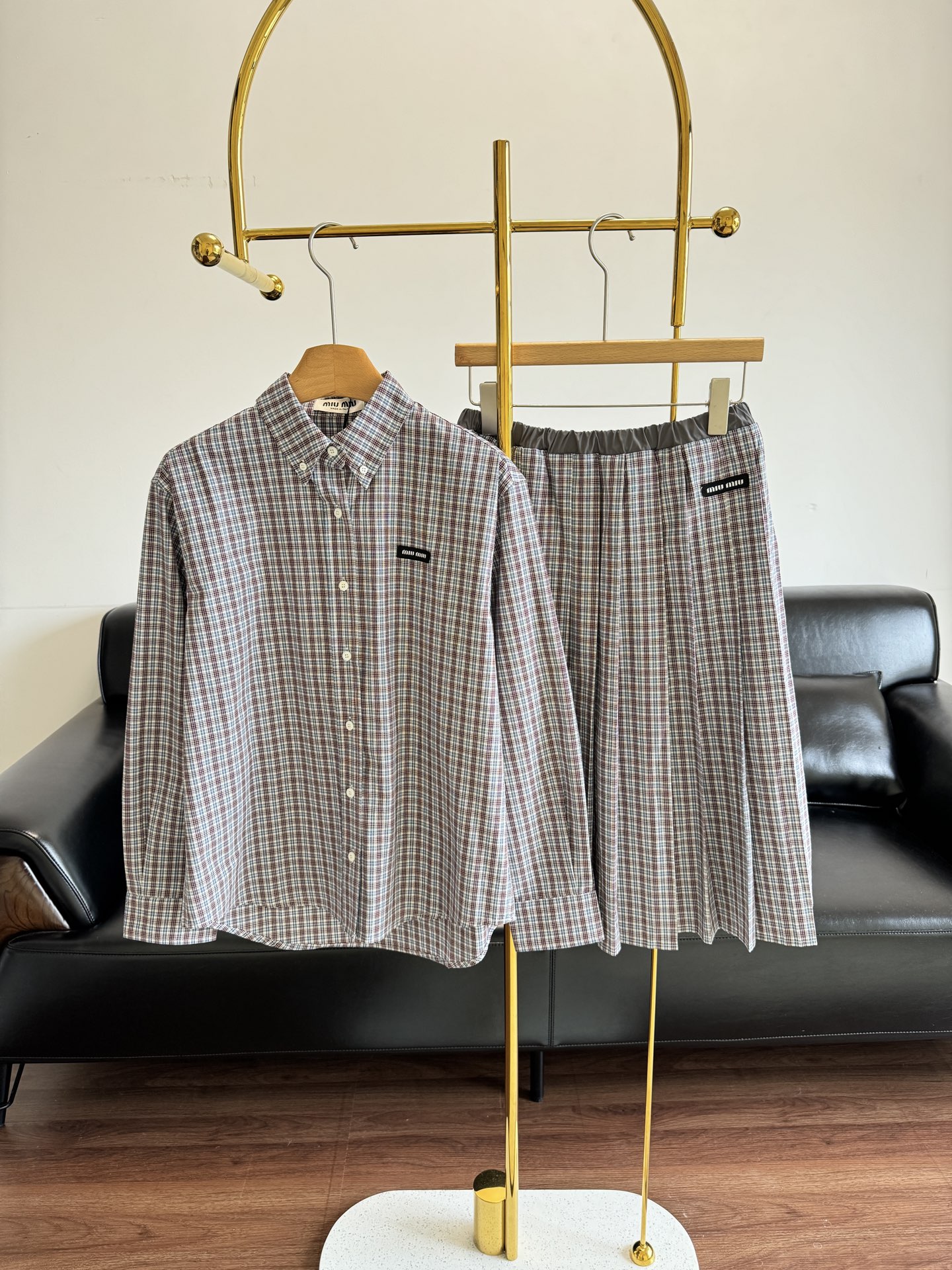 NO:418684,Shirt Skirt Miu plaid series shirt/skirt is so beautiful that girls must have it!  Close your eyes and you're so beautiful that you're overly hard. Imported fabrics are not ordinary fabrics!  !  Growing in everyone's aesthetics, you can wear the soul style of the four seasons!  Low-key exquisite and fashionable, Size sml shirts and skirts 2 styles, Miumiu, skirts, shirts, alexander wang19860909衬衫半裙 Miu缪 格纹系列衬衣/半裙 开挂了太美了 少女们务必要拥有！ 闭着眼睛冲 美得用力过猛, 进口面料,不是普通的面料！！ 长在了所有人的审美上,可以穿四季的灵魂款！ 低调精致又时髦, 码数sml 衬衫 半裙2个款,,miumiu,skirts,shirts,alexander wang,Women's clothing