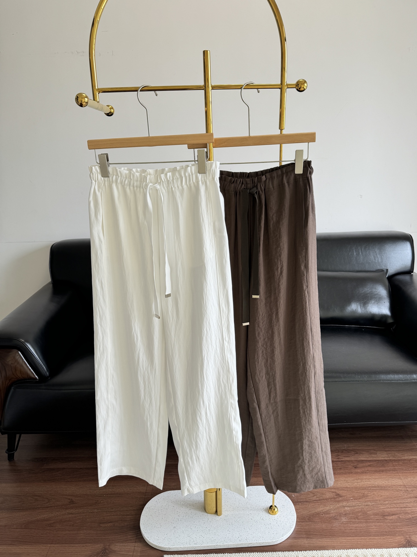 NO:420475,——The King Elastic waist trousers These pants are mainly lazy and casual style. They must look good no matter how you wear them!  !  Look at the shape of these pants, they are definitely the king again!  !  Straight wide-leg pants, no matter who is on the upper body, it looks slim and easy to wear, and has a high practical matching rate. I can't imagine the reason not to buy it!  !  Both colors are versatile and easy to wear, and you can look good when you wear it!  !  !  SML white brown, alexander wang,alexander wang19860909——大王 松紧腰长裤 这裤子主打的就是慵懒随性老钱风,一定是怎么穿都能好看！！ 看看这裤型,绝对又是王炸！！ 直筒阔腿的裤型,不管谁上身就是显瘦,好穿,实用性搭配率又高,想不到不买它的理由！！两个颜色都是百搭又好穿的,随便搭啥都好看！！！ 码数sml 白色 咖色,,alexander wang,alexander wang,Women's clothing