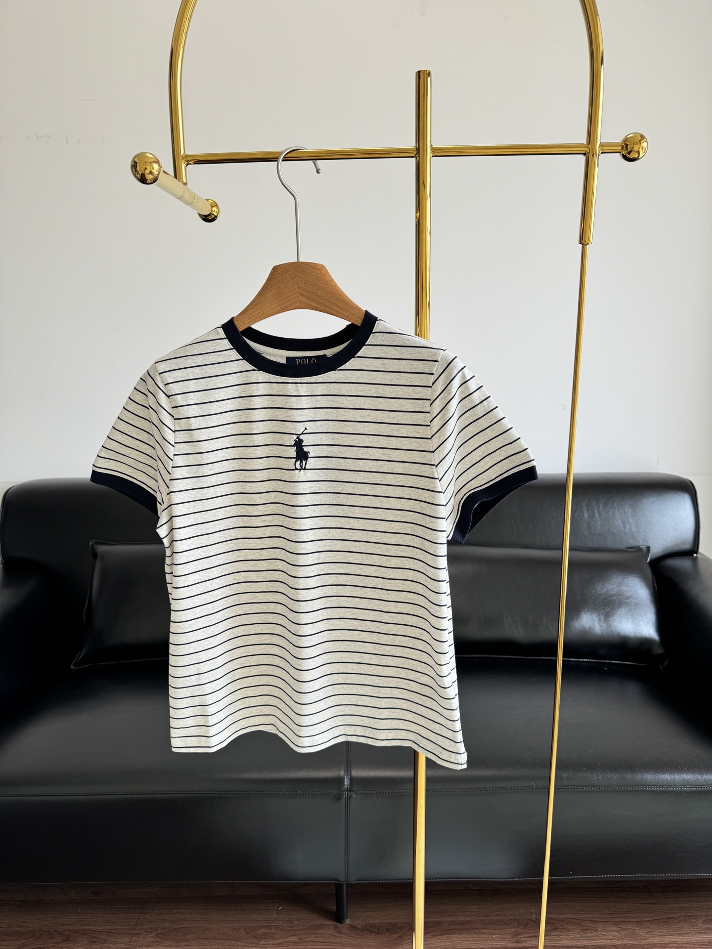 NO:447599,——Ralf Lauren logo embroidered striped T-shirt, pre-sale for three days, I especially love to wear stripes!  Like this simple and fashionable item, with a casual and lazy atmosphere. The basic daily style is effortless to commute and go out. It covers the flesh and looks slim and comfortable and comfortable without restraint. It is not a problem to wear it alone or as an inner wear. The stripes that you like will not get tired of getting the number of SML, tees, t-shirt, alexander wang19860909——拉夫劳伦 logo刺绣条纹T恤 预售三天 特别爱穿条纹！喜欢这种简简单单就可以时髦的单品 自带随性慵懒氛围感 日常基础款不费力通勤出街穿搭 遮肉显瘦舒服自在无束缚感 日常搭配单穿或者作为内搭都不在话下 越穿越喜欢也不会腻的条纹快来get 码数SML,,tees，t-shirt,alexander wang,Women's clothing